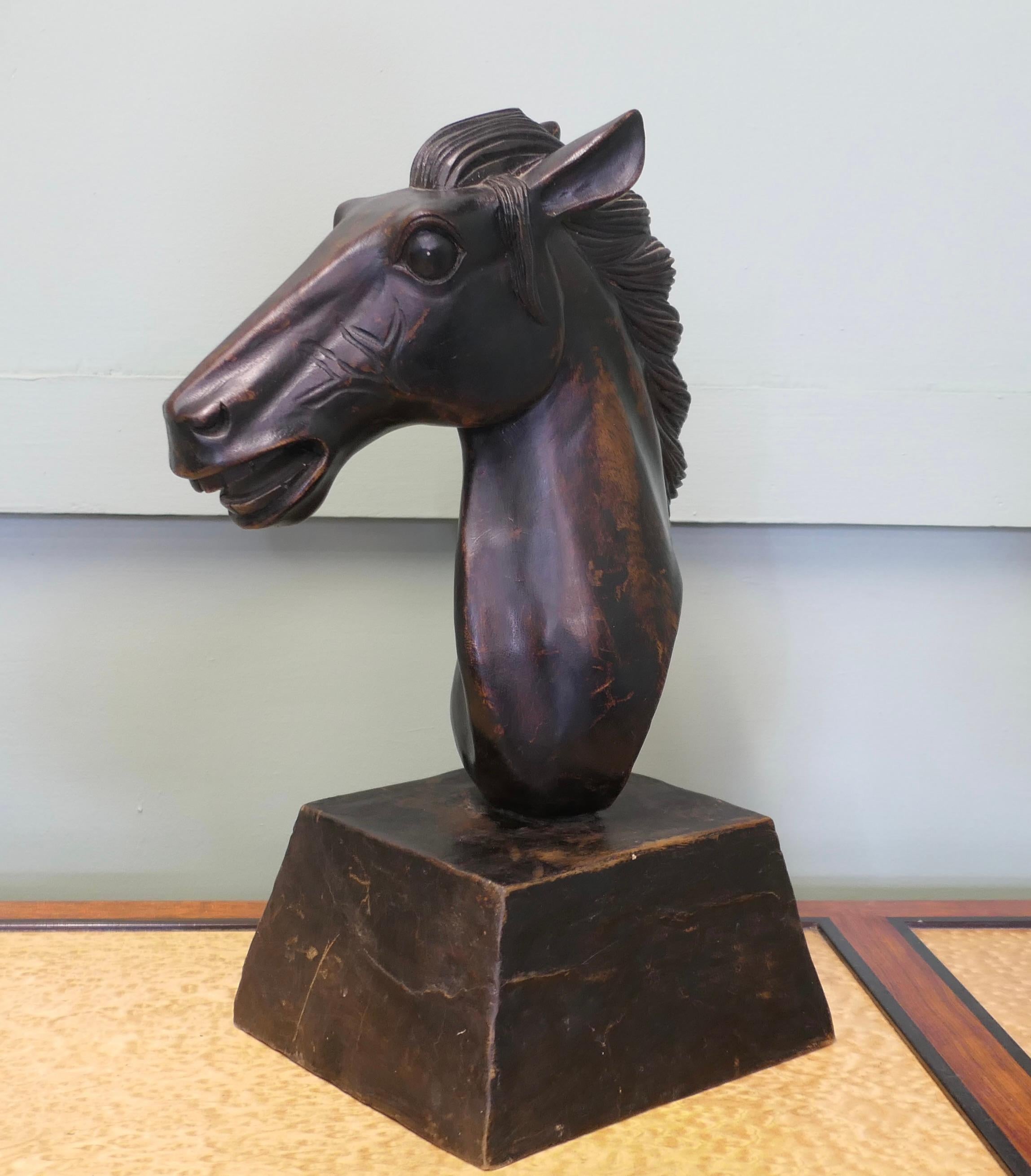 Milieu du XXe siècle Grande tête de cheval en bois sculpté en vente