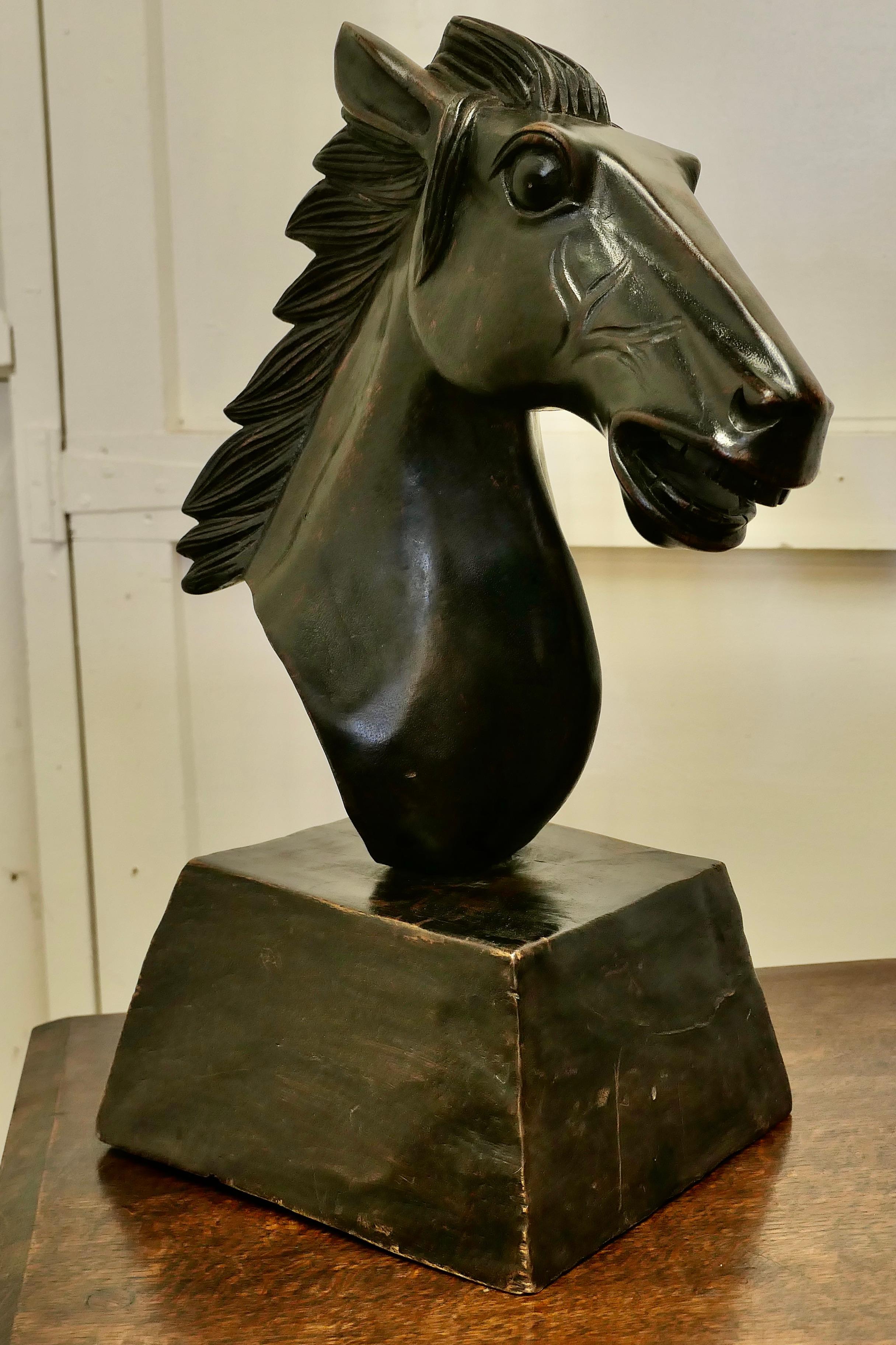 Bois Grande tête de cheval en bois sculpté  en vente