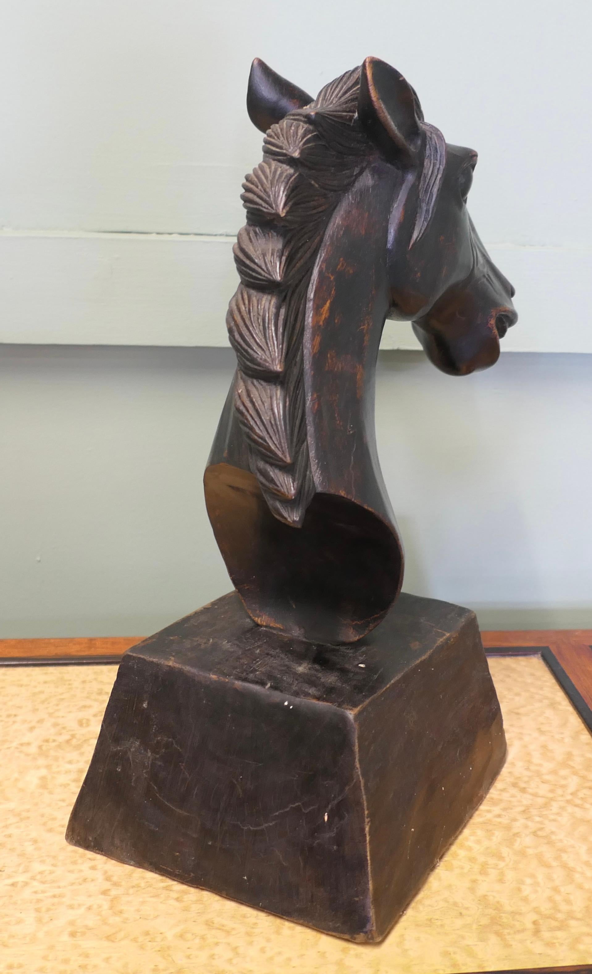 Bois Grande tête de cheval en bois sculpté en vente