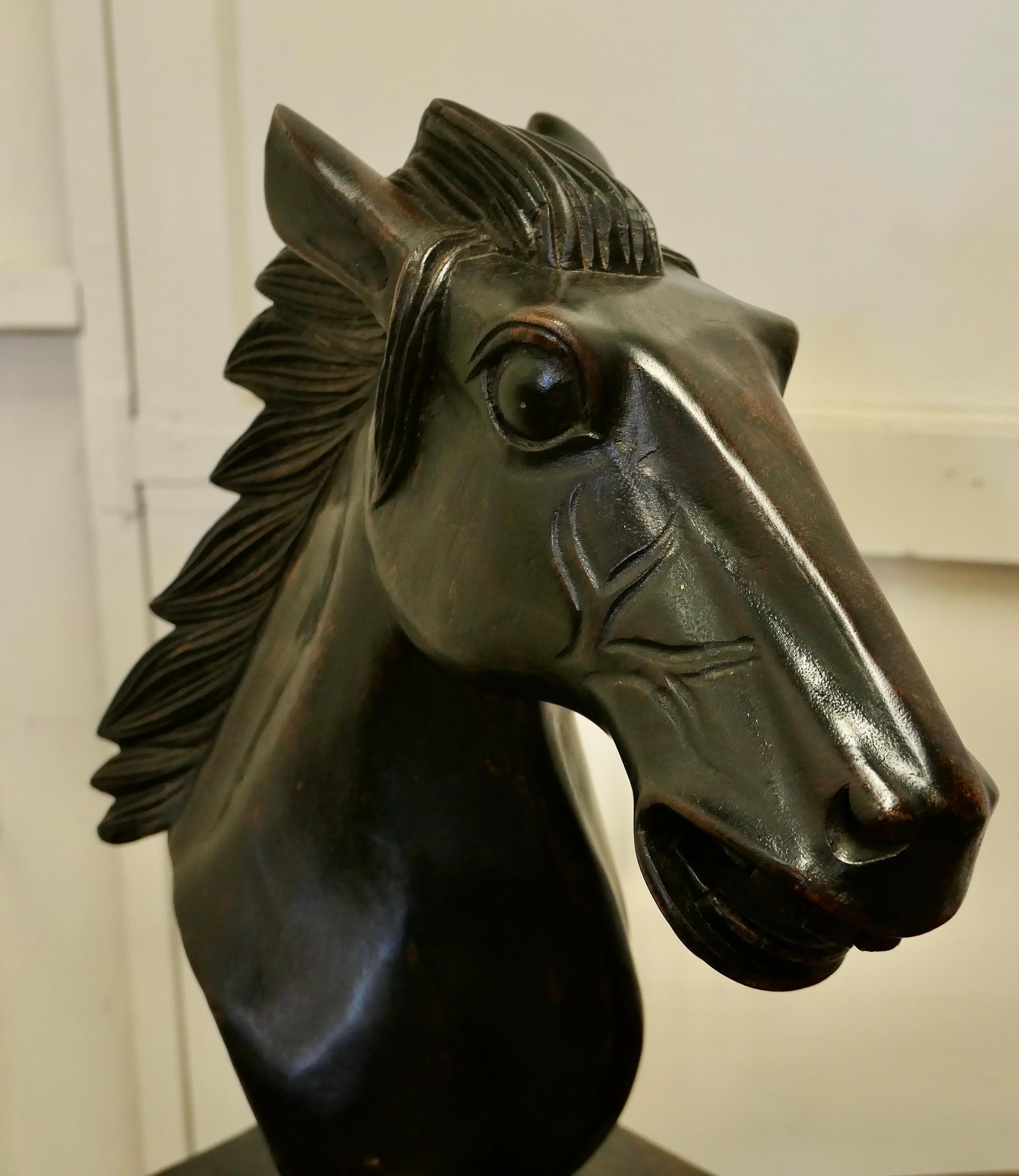 Grande tête de cheval en bois sculpté  en vente 1