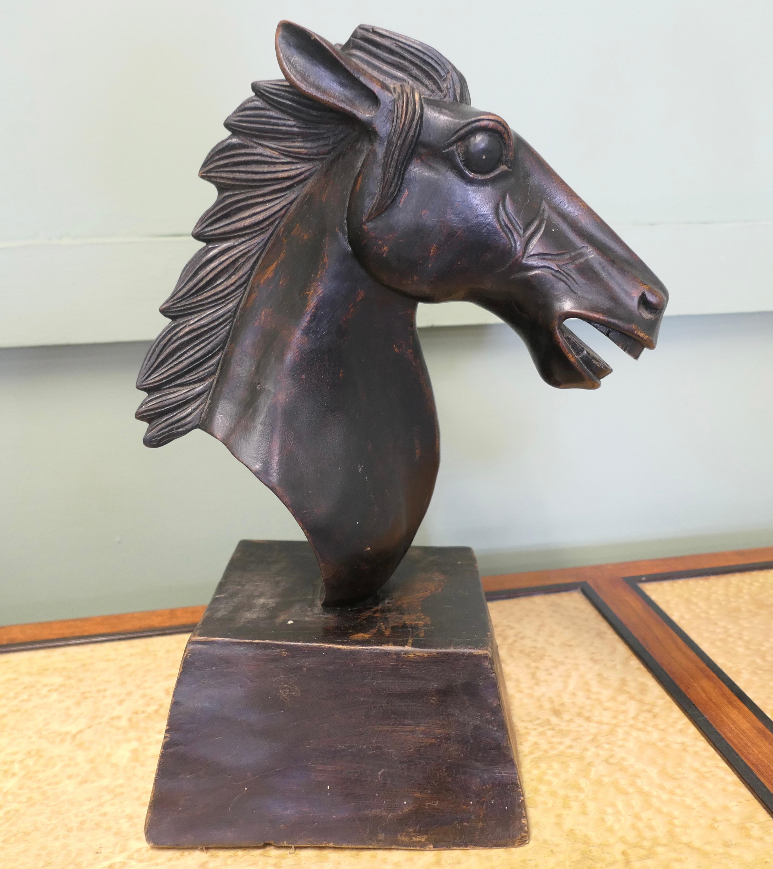 Grande tête de cheval en bois sculpté en vente 1