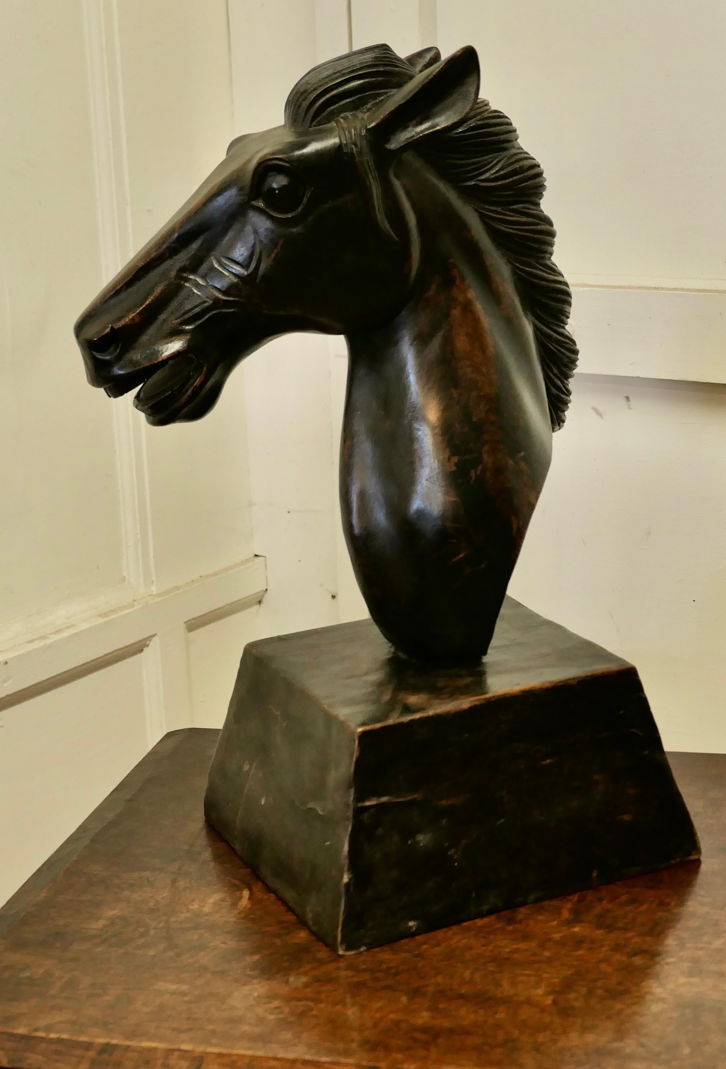 Grande tête de cheval en bois sculpté  en vente 2