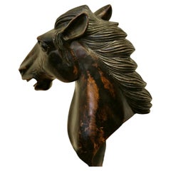 Grande tête de cheval en bois sculpté 