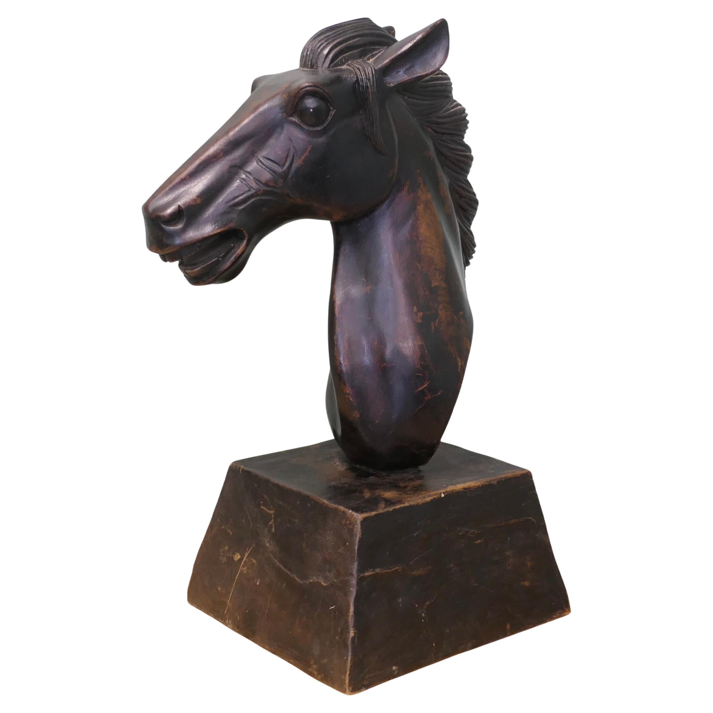 Grande testa di cavallo in legno intagliato