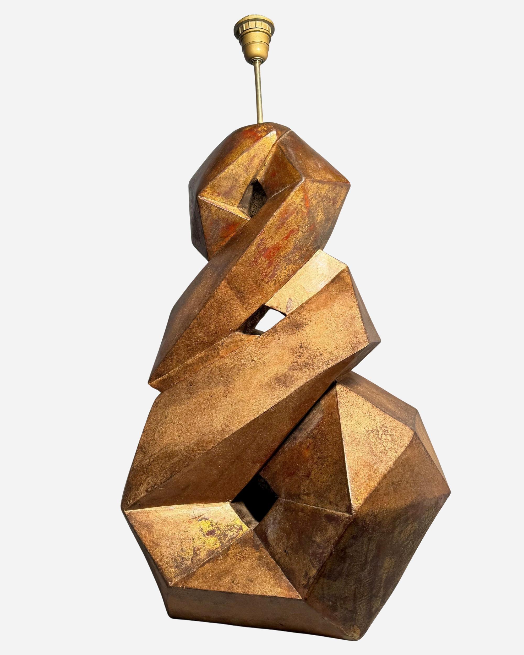 Indonésien Grand pied de lampe en bois sculpté, Ed. Christopher Guy, Java, Indonésie, vers 2000 en vente