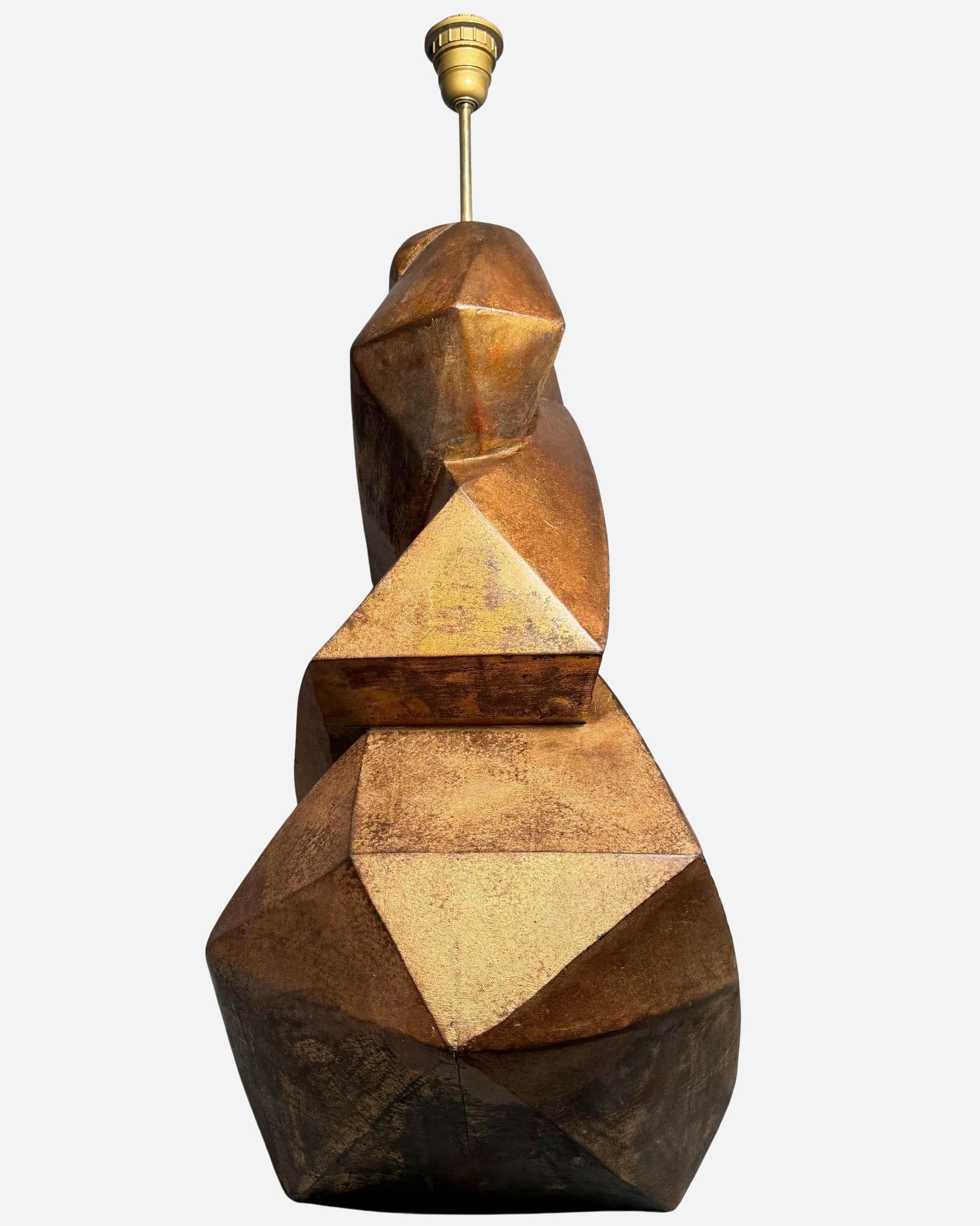 Sculpté Grand pied de lampe en bois sculpté, Ed. Christopher Guy, Java, Indonésie, vers 2000 en vente