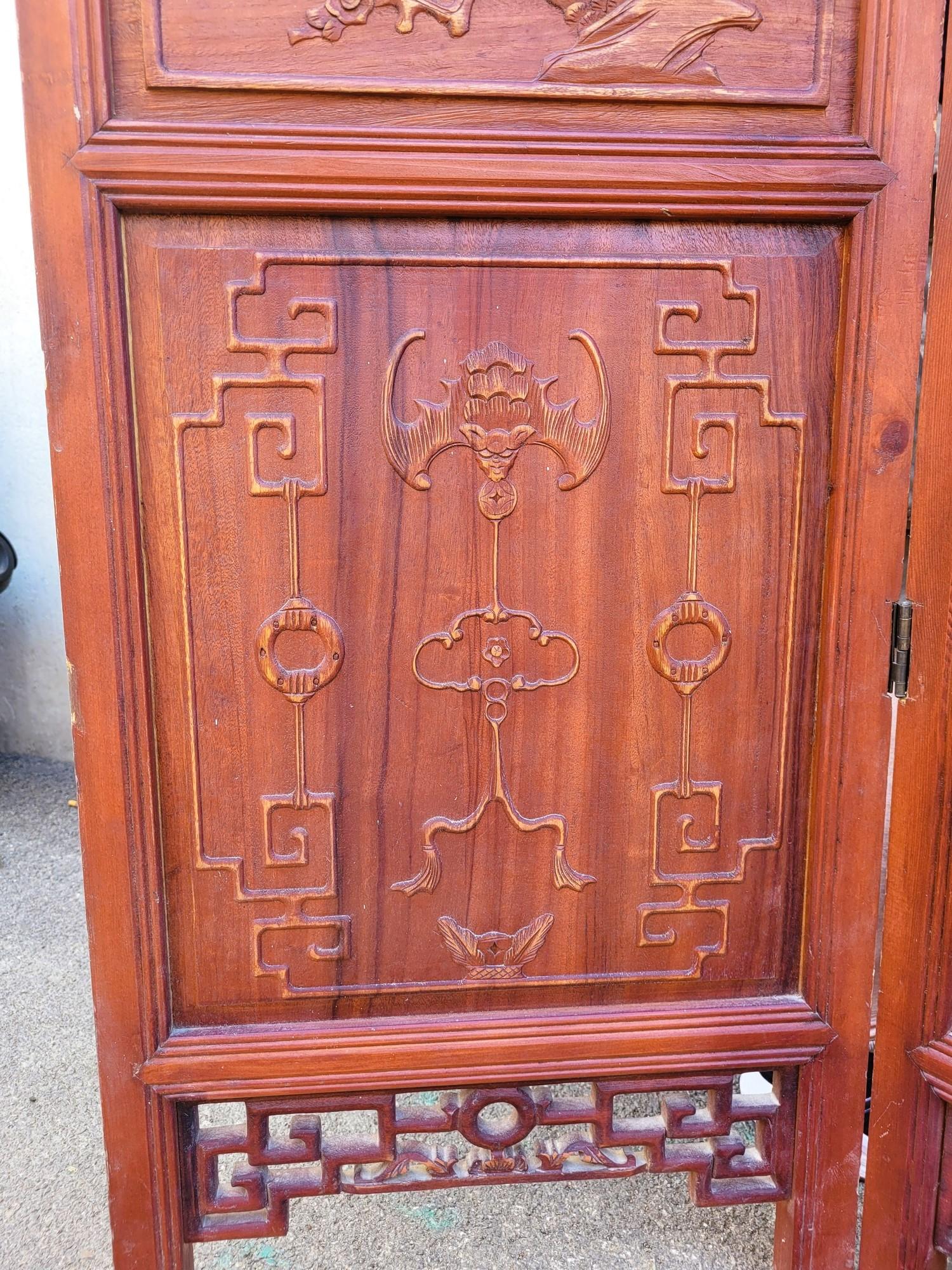 Large 4-leaf screen in carved and openwork wood, with Asian motifs; a mirror has been placed on each panel, in the upper part

Good general condition, slight wear to the patina and feet

Height 204.5 cm
Each panel is 45 cm wide
weight approx. 60 kg