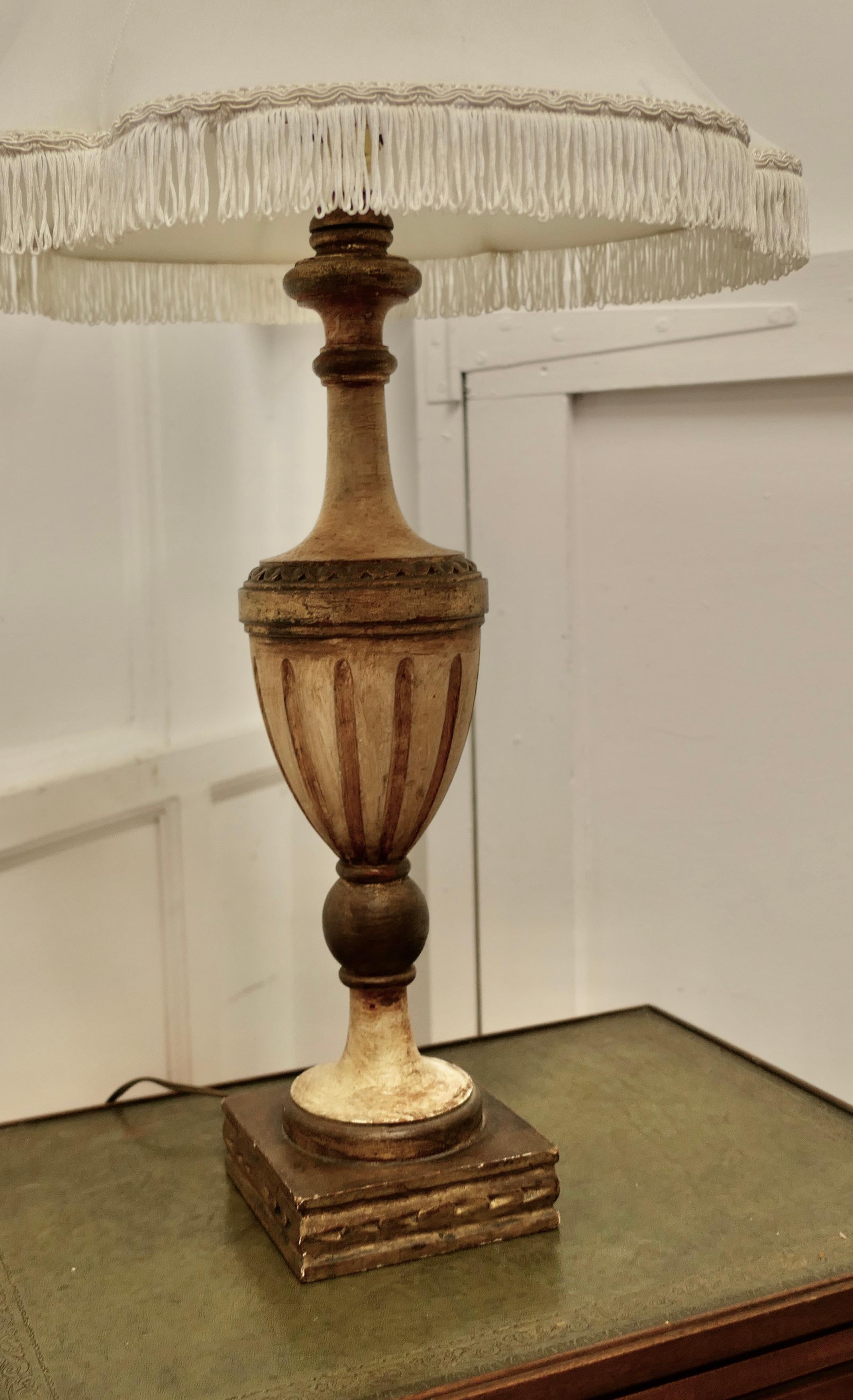 Grande lampe de table en bois sculpté  Il s'agit d'une belle pièce d'apparat.  en vente 1