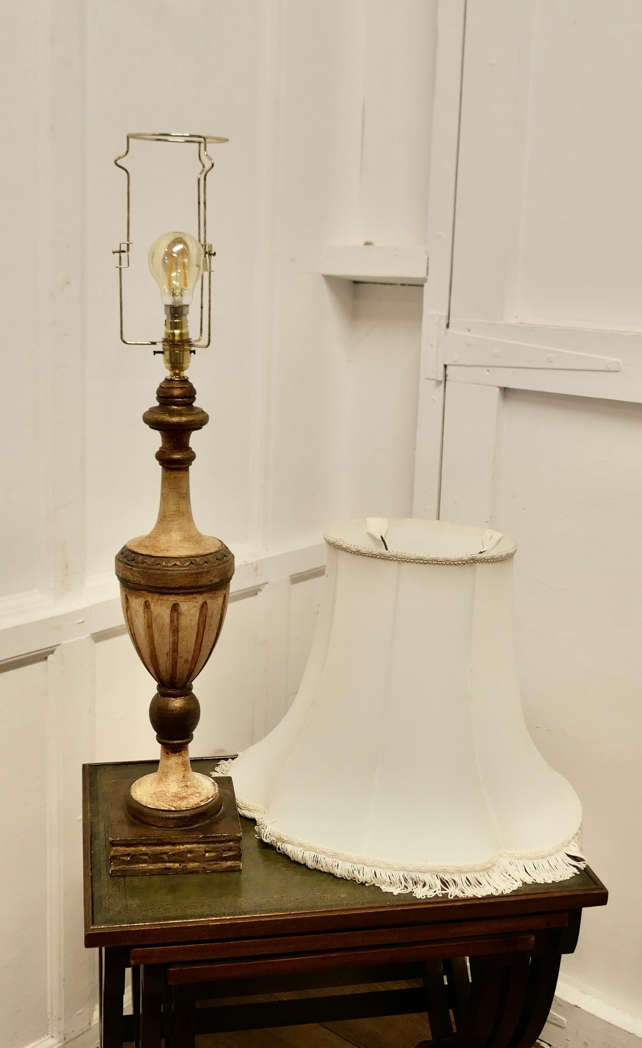Grande lampe de table en bois sculpté  Il s'agit d'une belle pièce d'apparat.  en vente 2