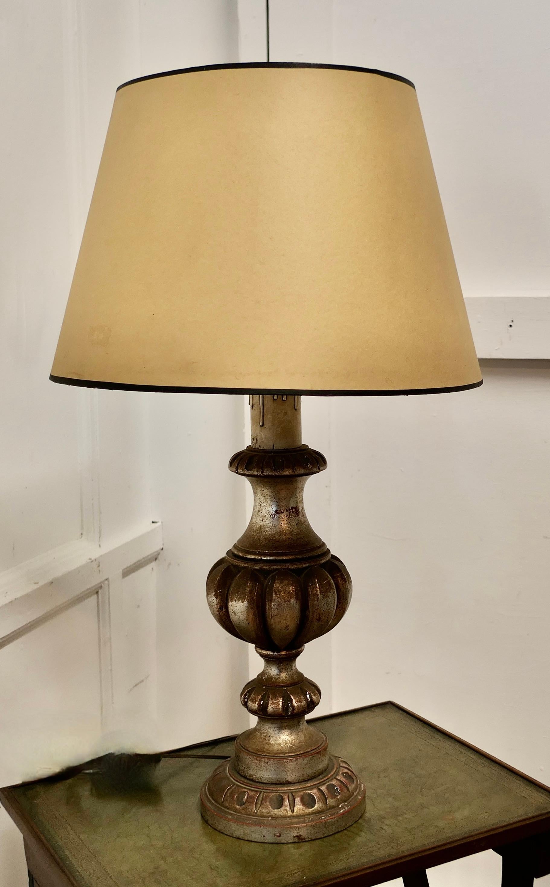Début du 20ème siècle Grande lampe de table en bois sculpté  Il s'agit d'une superbe pièce d'apparat, dotée d'un large  en vente