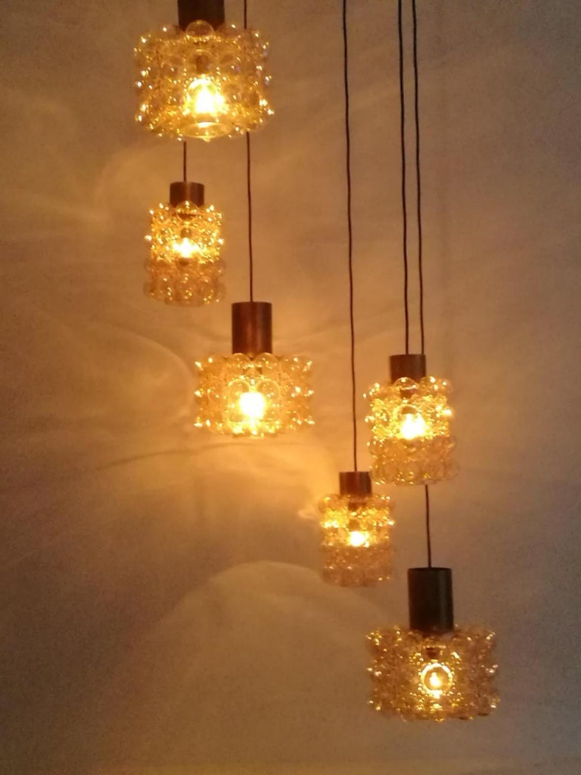 Un luminaire suspendu au plafond absolument incroyable et gigantesque avec sept lampes à pédale de la designer Helena Tynell. Fabriqué vers 1970 (fin des années 1960 et début des années 1970), Allemagne. Complet avec une nouvelle plaque de plafond