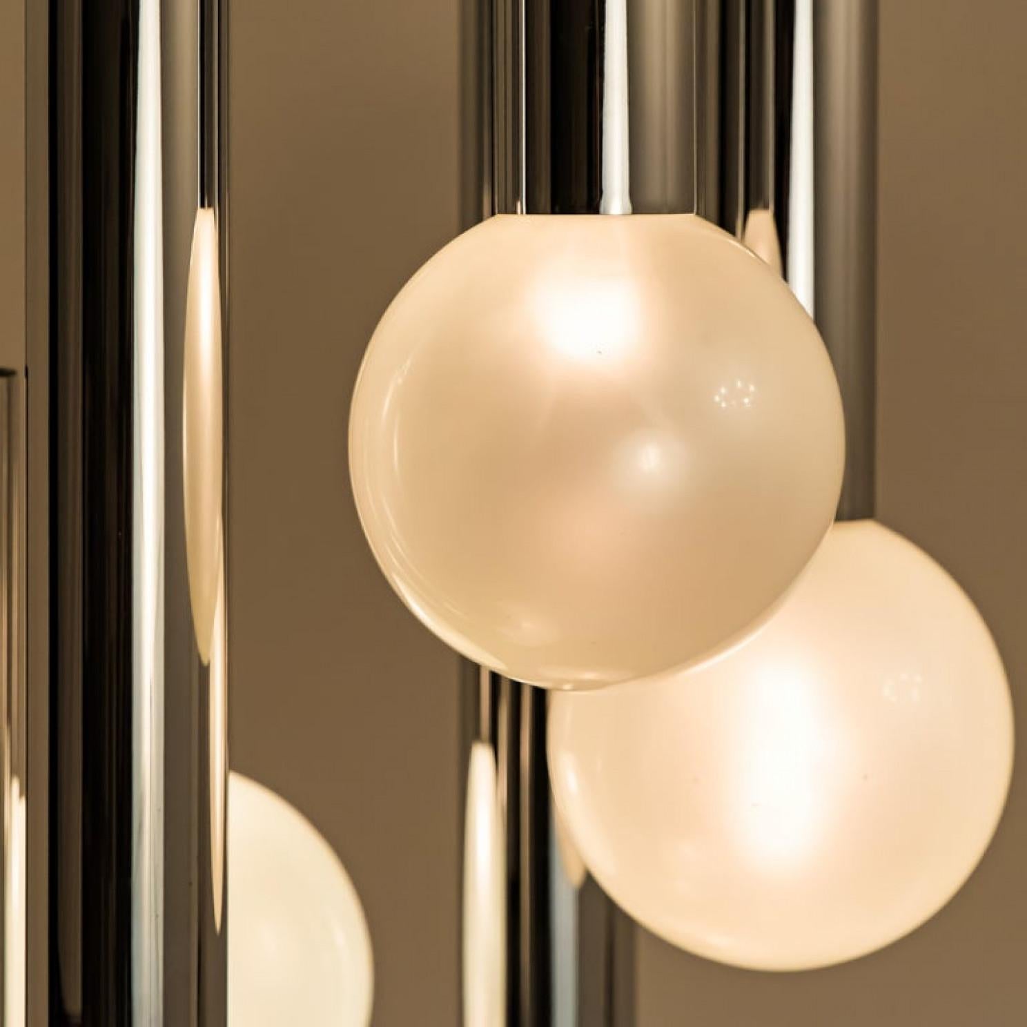 Große Cascade Light mit geblasenen Opalglaskugeln von Motoko Ishii für Staff im Angebot 2