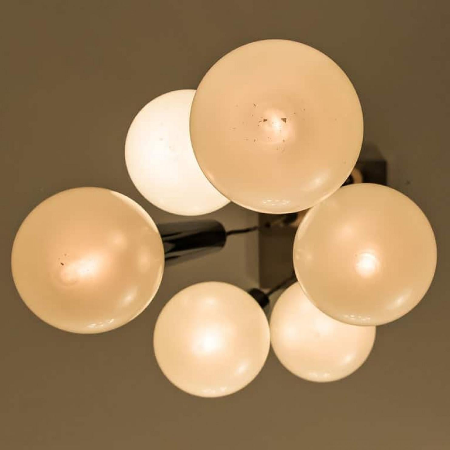 Große Cascade Light mit geblasenen Opalglaskugeln von Motoko Ishii für Staff im Angebot 3