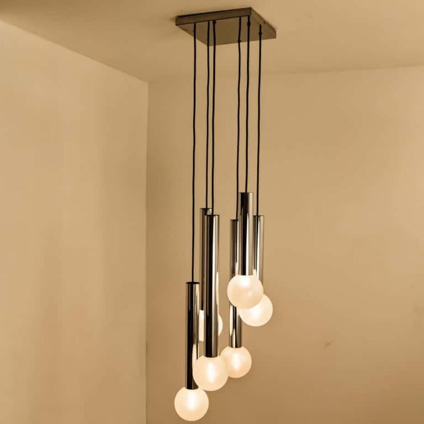 Große Cascade Light mit geblasenen Opalglaskugeln von Motoko Ishii für Staff im Angebot 4