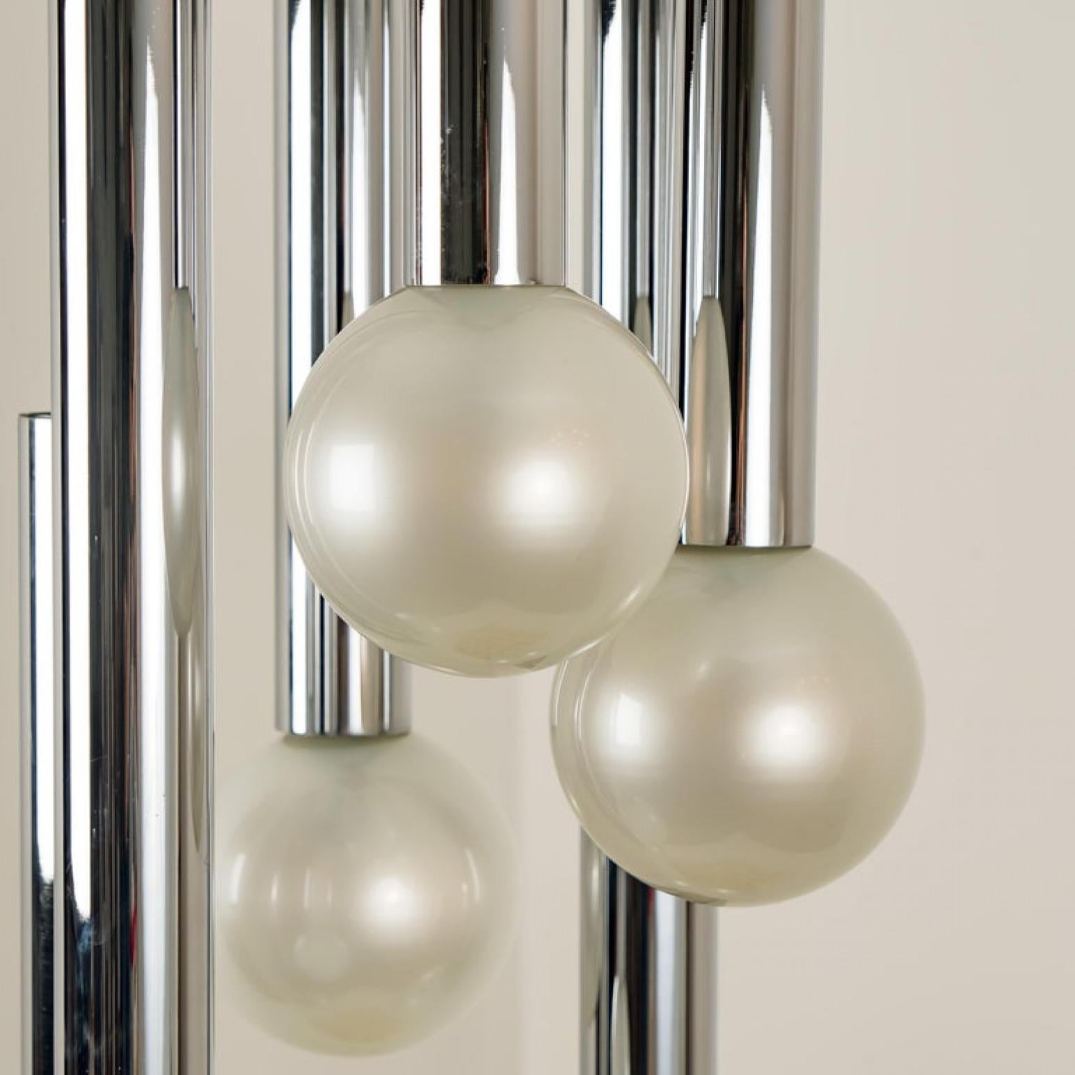 Außergewöhnliche Deckenleuchte mit sechs großen, mundgeblasenen Opalglaskugeln von Motoko Ishii für Staff Lighting, Deutschland, 1970er Jahre. Ein hochwertiges Stück des 20. Jahrhunderts. Schöne Handwerkskunst.

Maßnahmen:
Höhe 55,1