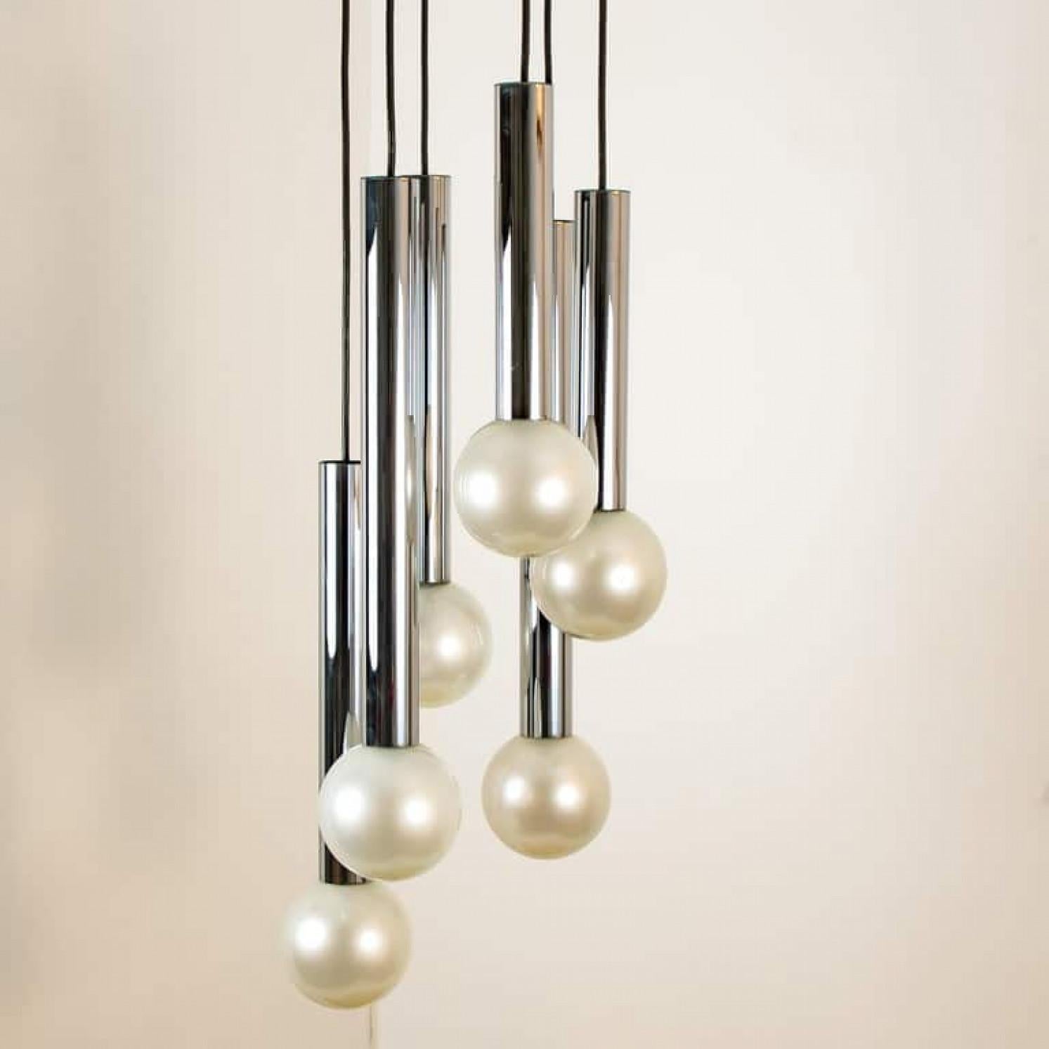 Große Cascade Light mit geblasenen Opalglaskugeln von Motoko Ishii für Staff (Moderne der Mitte des Jahrhunderts) im Angebot