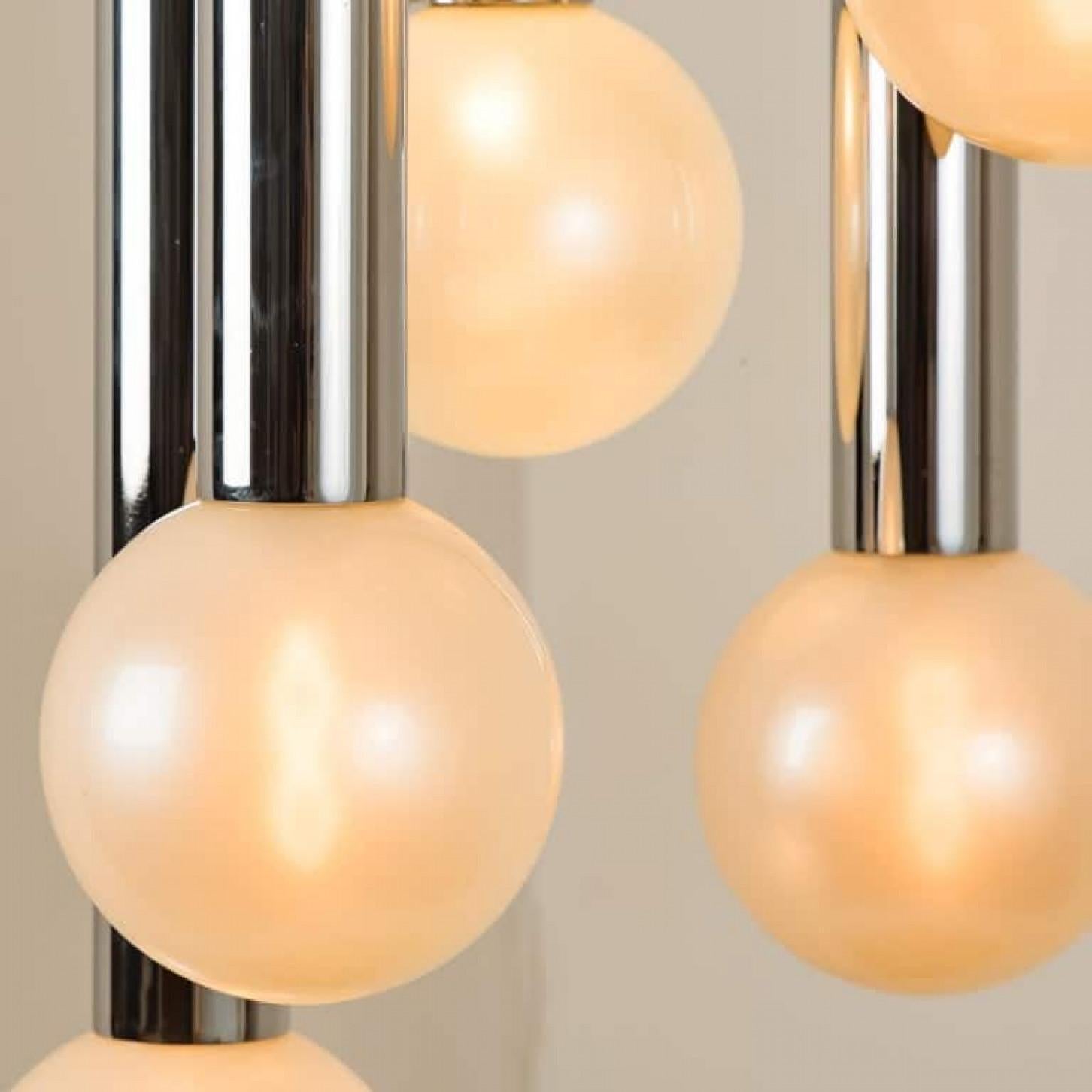 Große Cascade Light mit geblasenen Opalglaskugeln von Motoko Ishii für Staff (Deutsch) im Angebot