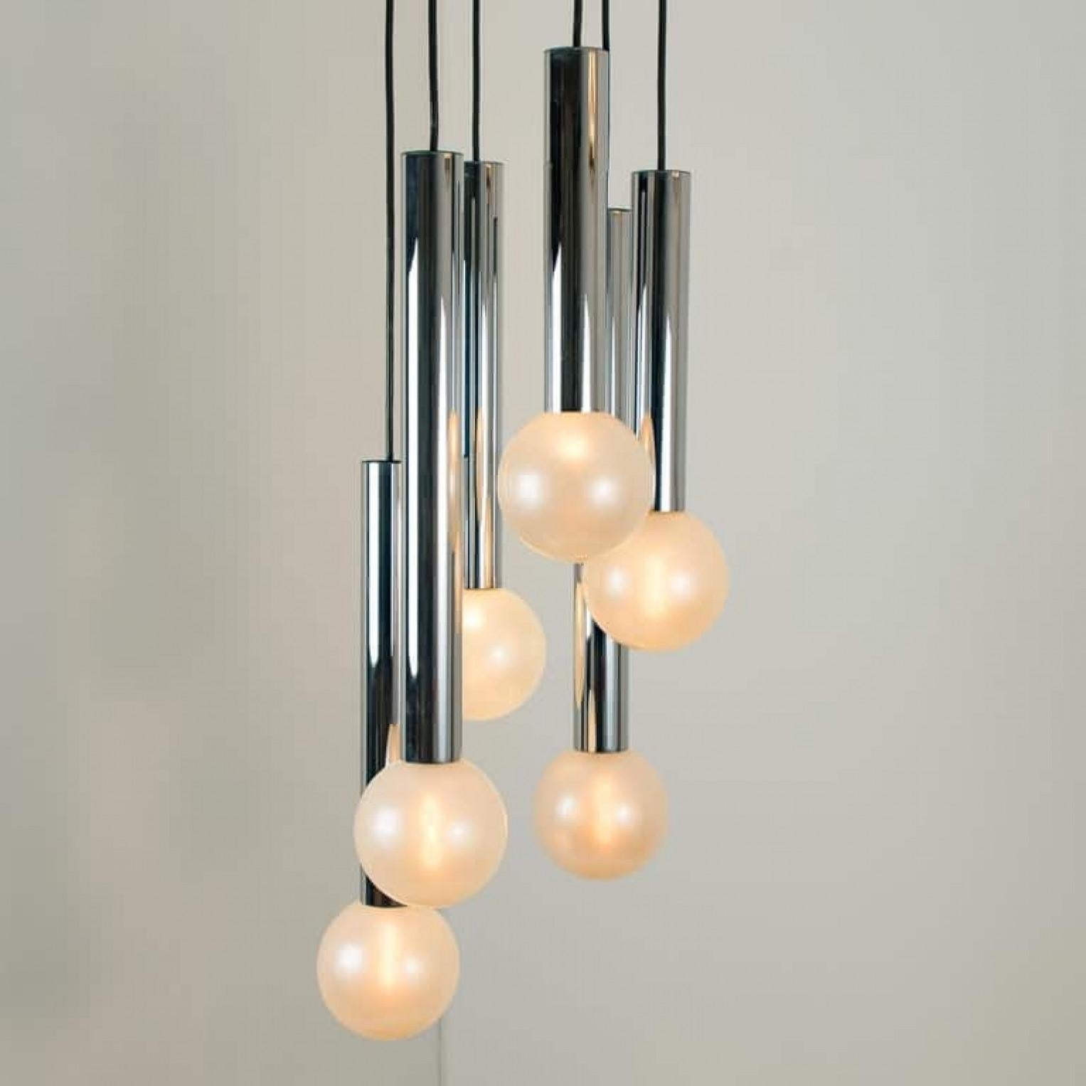 Große Cascade Light mit geblasenen Opalglaskugeln von Motoko Ishii für Staff im Zustand „Gut“ im Angebot in Rijssen, NL