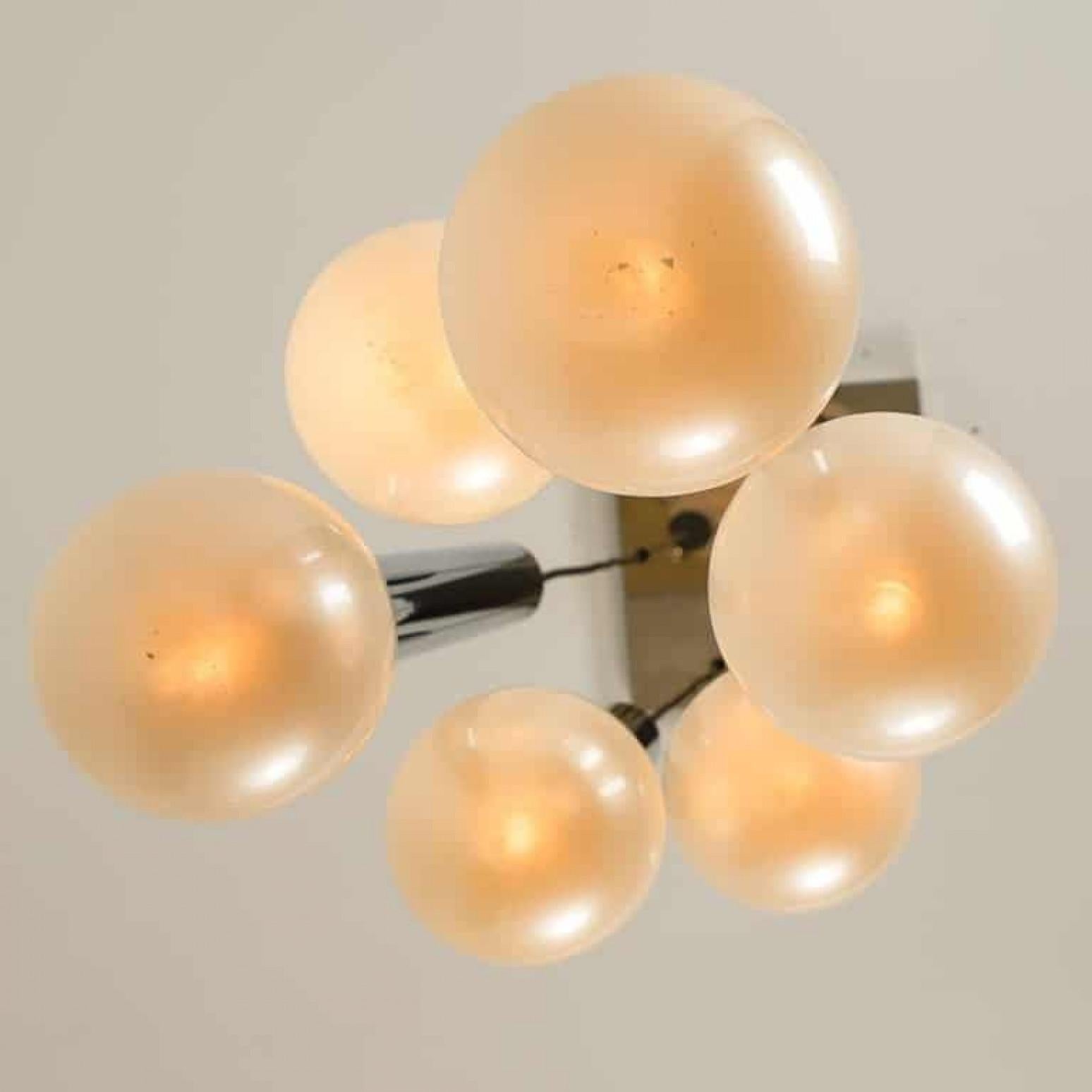 Große Cascade Light mit geblasenen Opalglaskugeln von Motoko Ishii für Staff (20. Jahrhundert) im Angebot