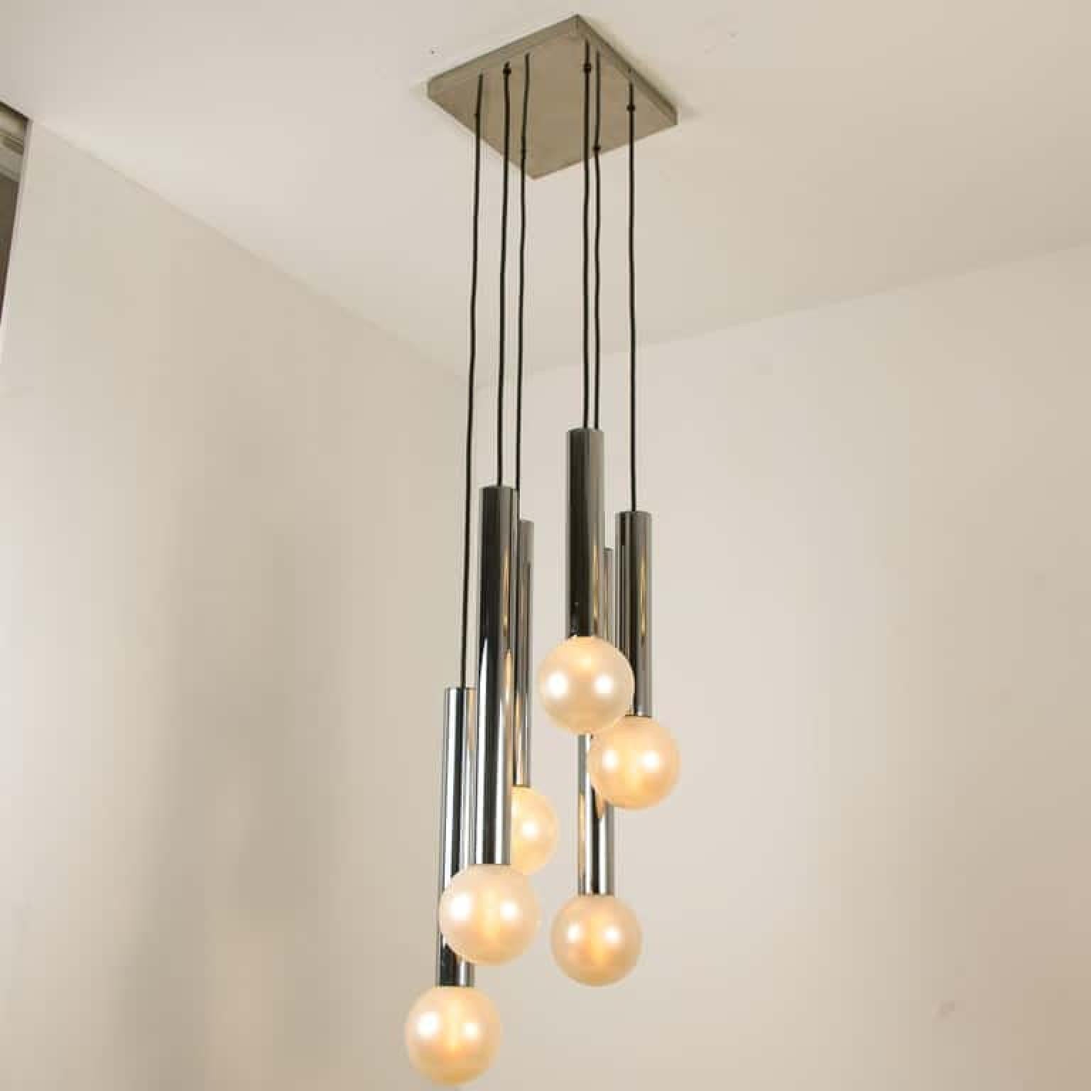 Große Cascade Light mit geblasenen Opalglaskugeln von Motoko Ishii für Staff (Stahl) im Angebot