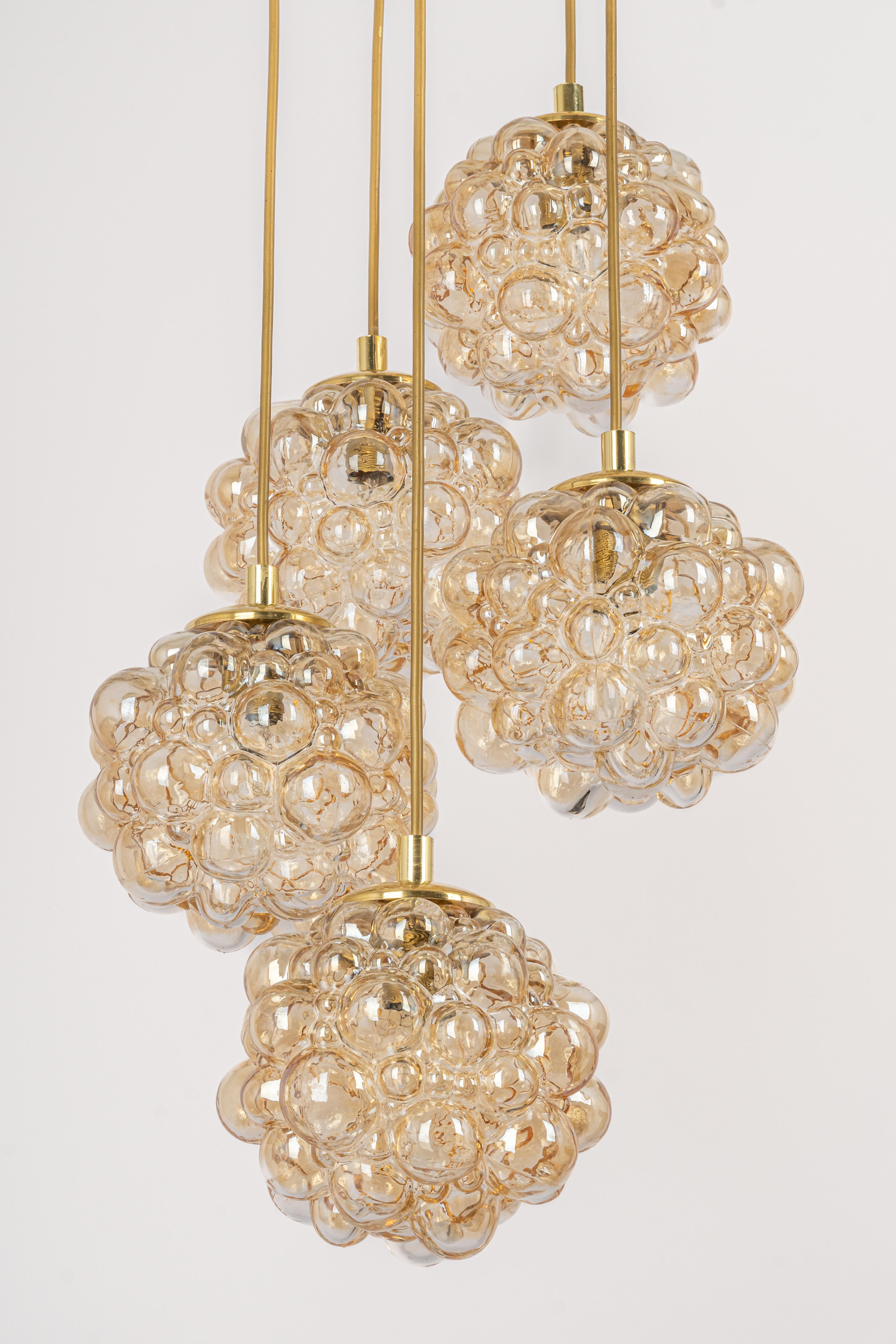 A special large cascading chandelier by Limburg, manufactured in Germany, circa the 1970s with 5 bubble glasses.
Wonderful form and stunning light effect.
Sockets: 5 x E14 small bulb. (40 W max)
Light bulbs are not included. It is possible to