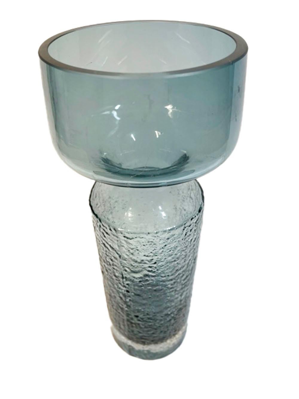 Finlandese Vaso Riihimaki trasparente e blu fumé di grandi dimensioni con superficie strutturata in vendita