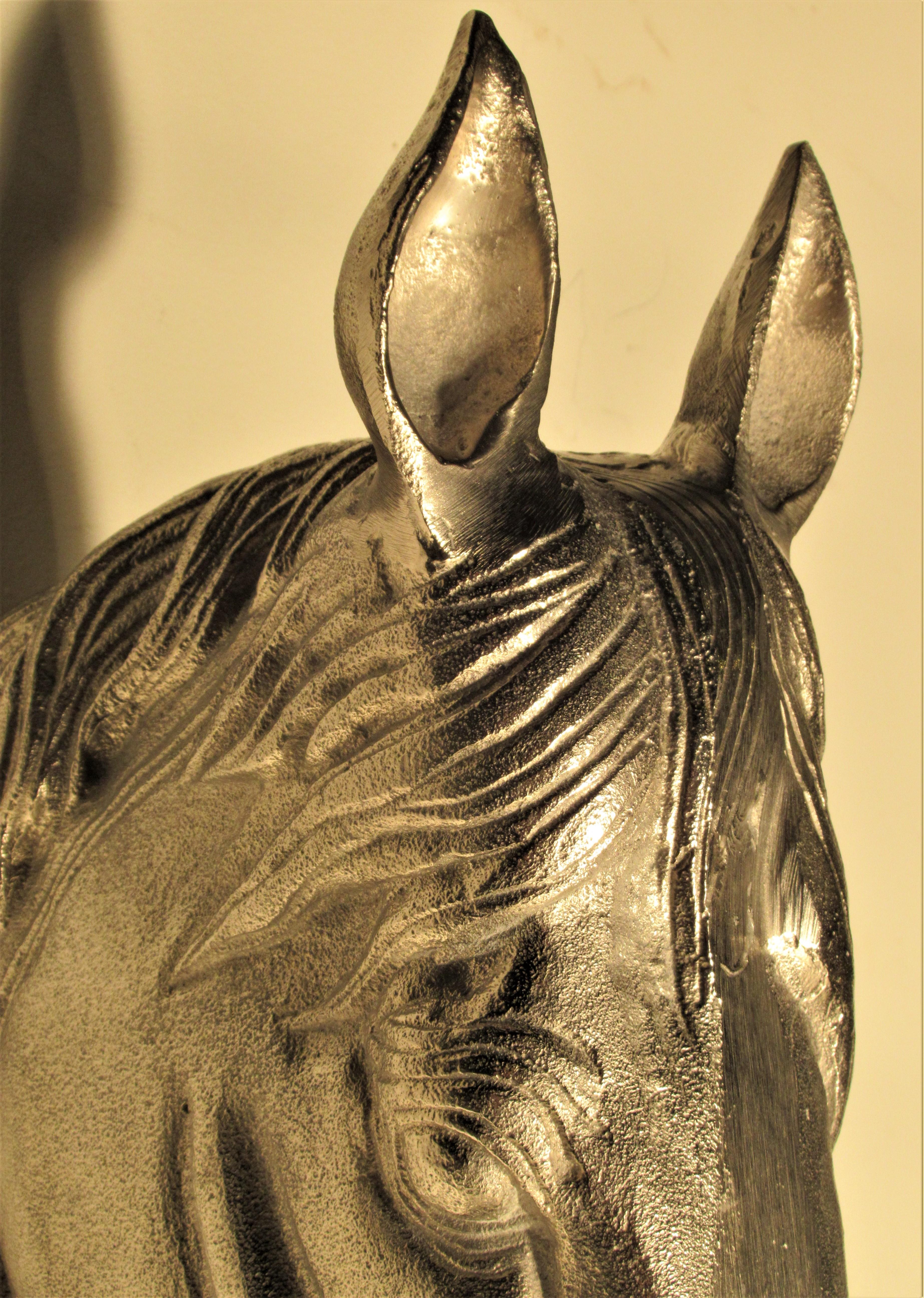 Große Aluminiumguss-Pferdekopf-Skulptur für die Wand mit schön detaillierten Leben wie Präsenz. Wir gehen davon aus, dass dies aus der Zeit zwischen 1970 und 1980 stammt.