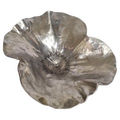 Grand bol en aluminium coulé en forme de feuille de lotus, années 1940