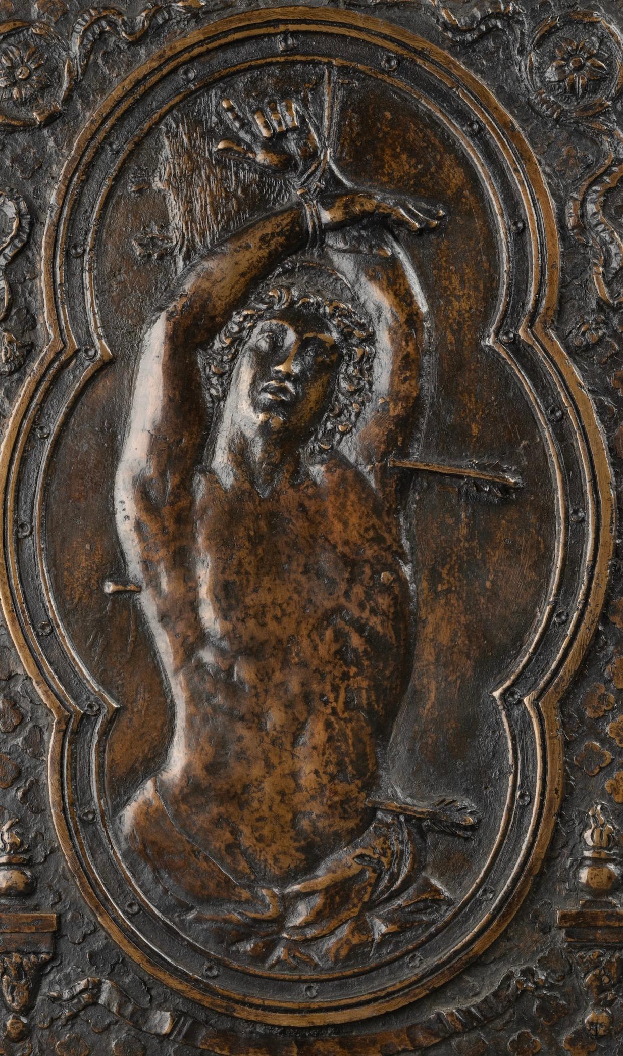 Grande targa in bronzo fuso e scalpellato
San Sebastiano secondo il modello di Guido Reni (Museo Capitolino)
Roma, XVII secolo

Grande targa rettangolare in bronzo che raffigura il martirio di San Sebastiano all'interno di una cornice quadrilobata.