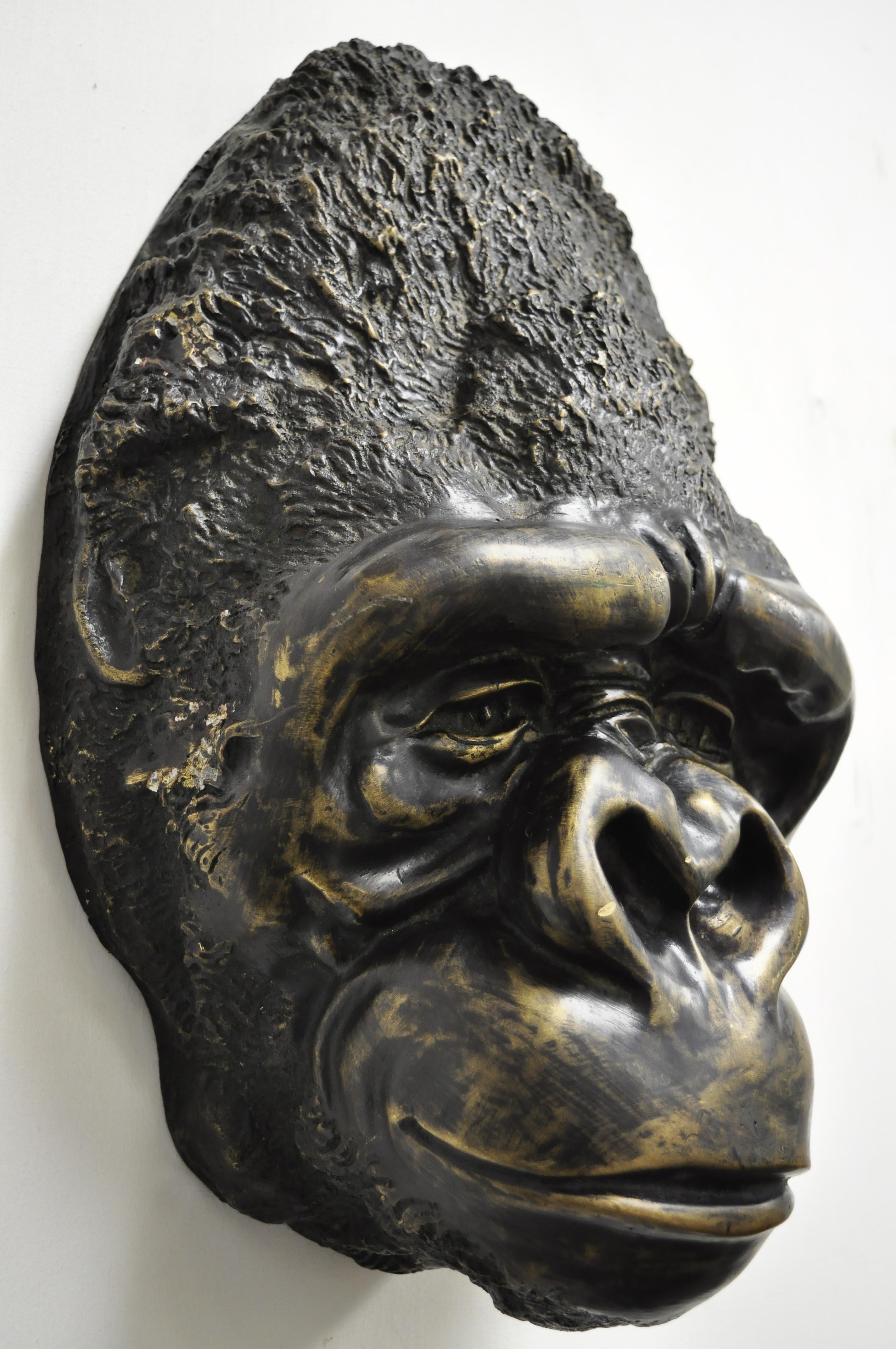 Grande sculpture murale en bronze moulé représentant une tête de Gorilla, collectionneur de animaux sauvages « A » Bon état - En vente à Philadelphia, PA