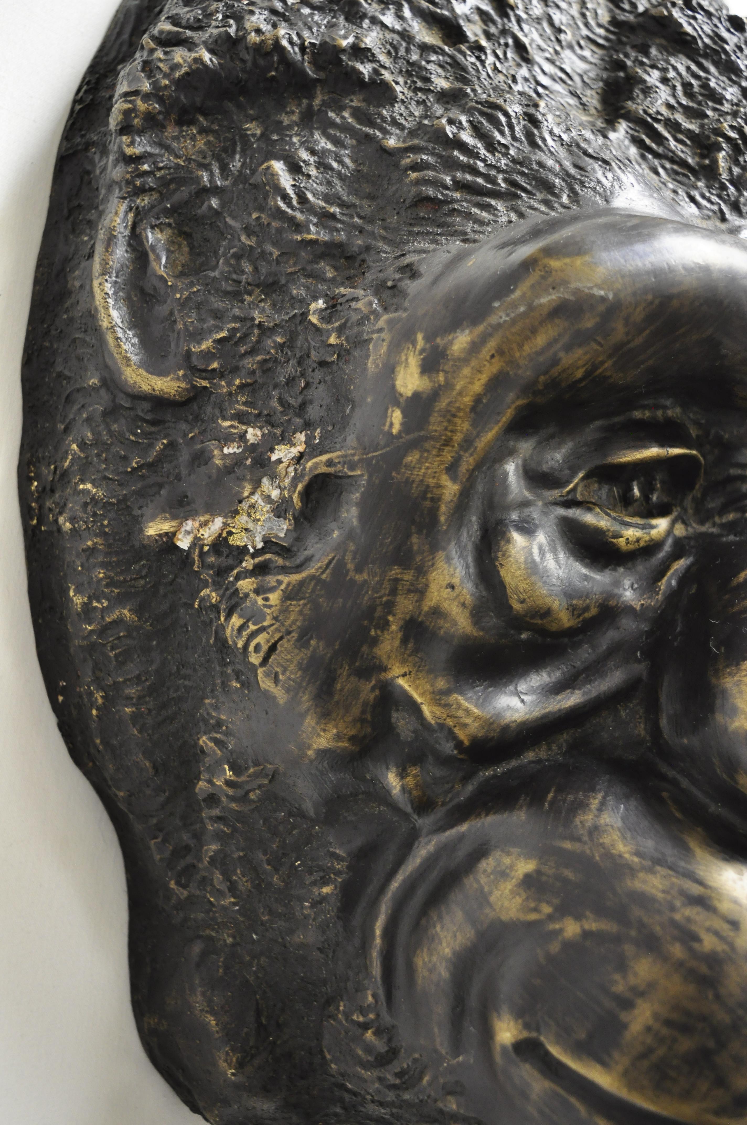 20ième siècle Grande sculpture murale en bronze moulé représentant une tête de Gorilla, collectionneur de animaux sauvages « A » en vente