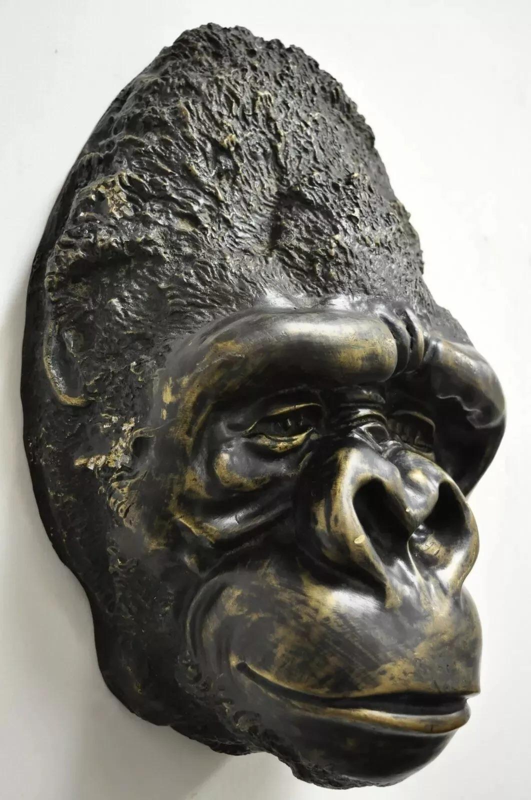 Gran Escultura de Bronce Fundido con Cabeza de Gorila de 20