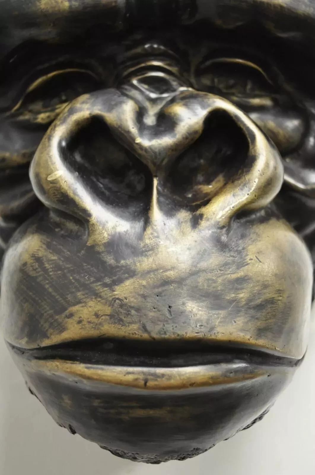 Gran Escultura de Bronce Fundido con Cabeza de Gorila de 20