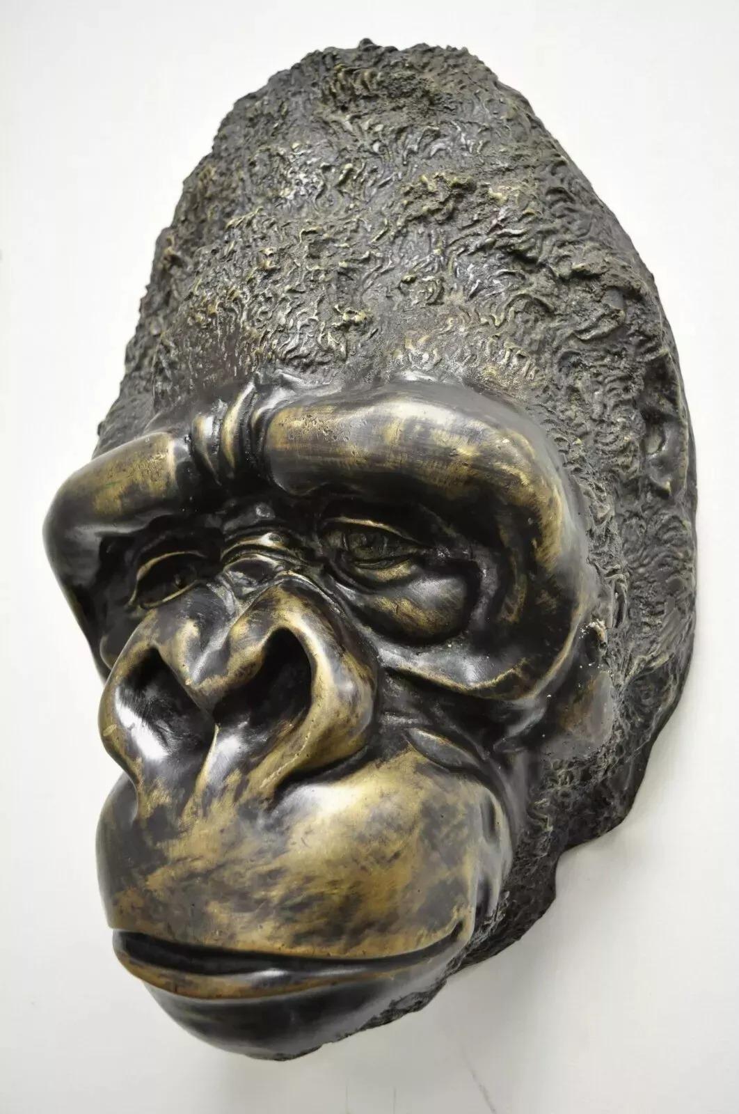 Gran Escultura de Bronce Fundido con Cabeza de Gorila de 20