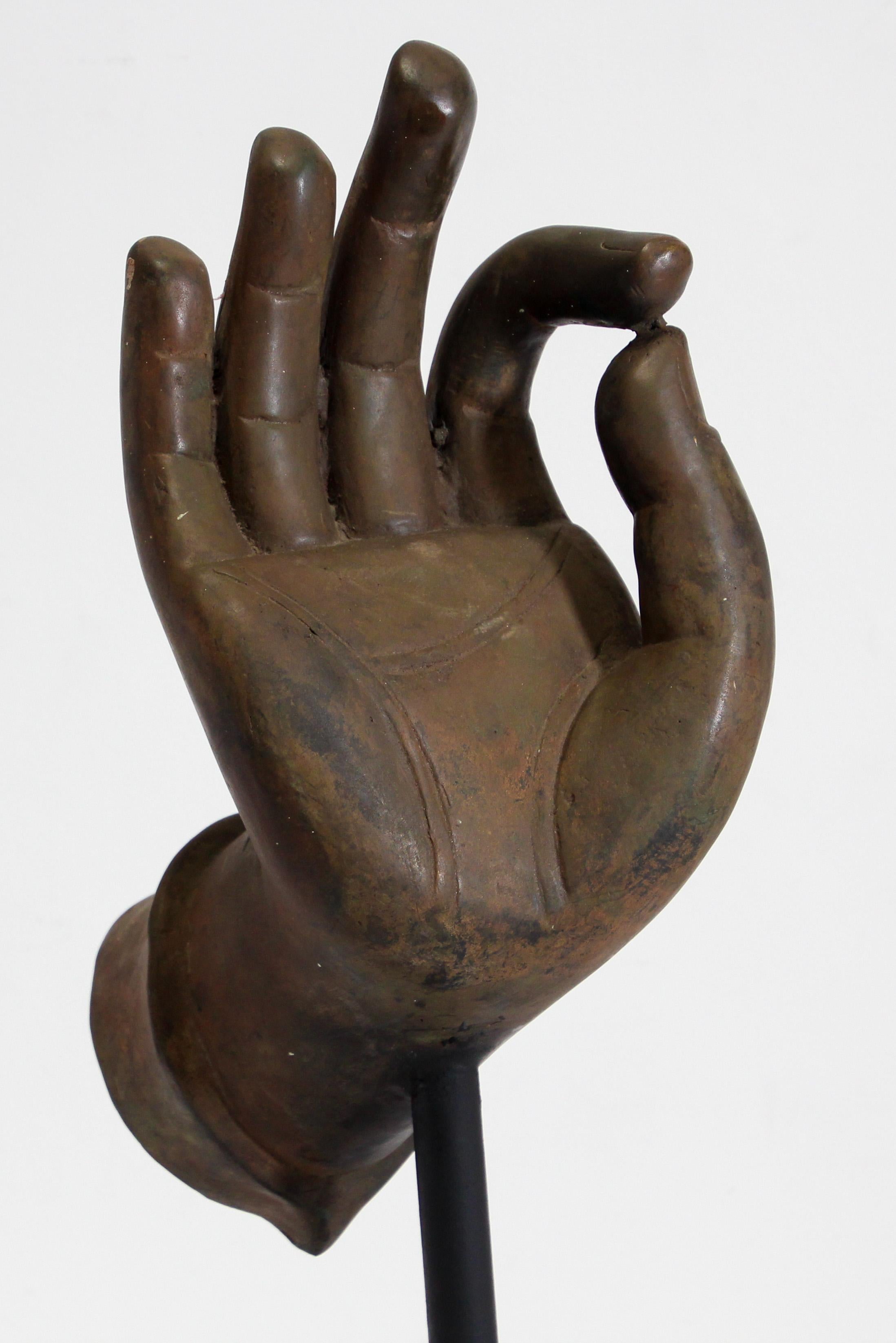 Grande sculpture de main de Bouddha en bronze coulé sur Stand en vente 2