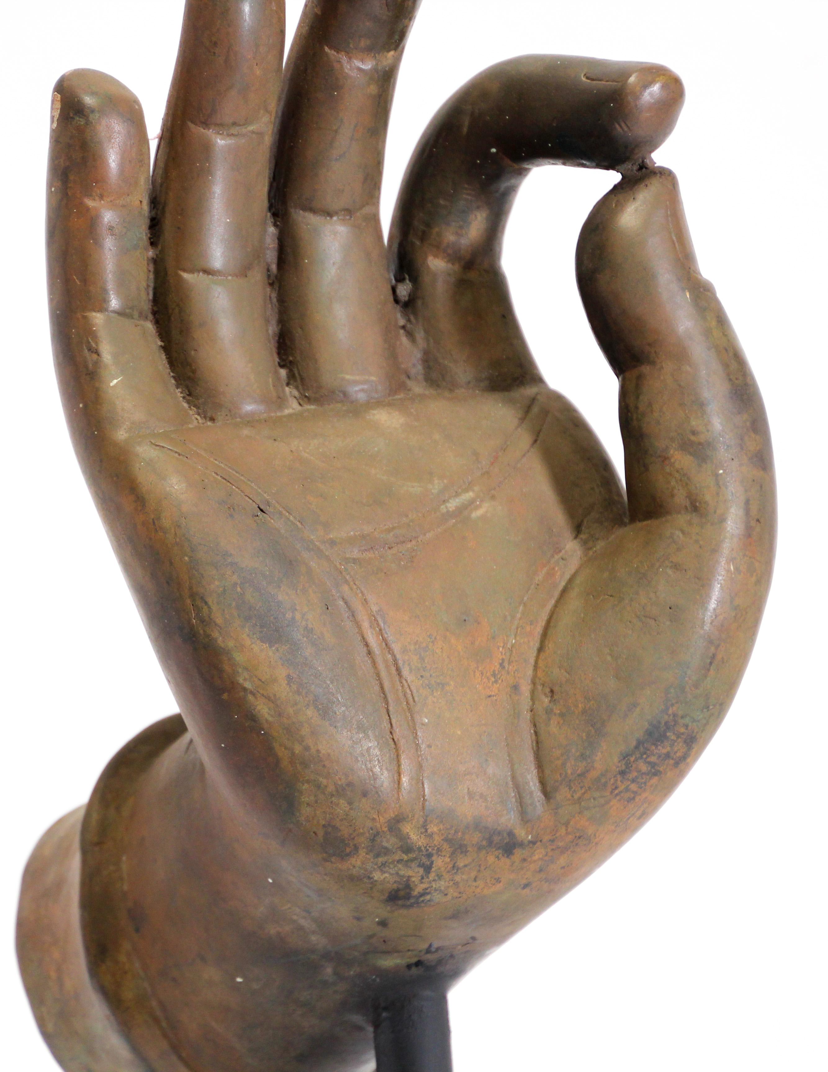 Grande sculpture de main de Bouddha en bronze coulé sur Stand en vente 3