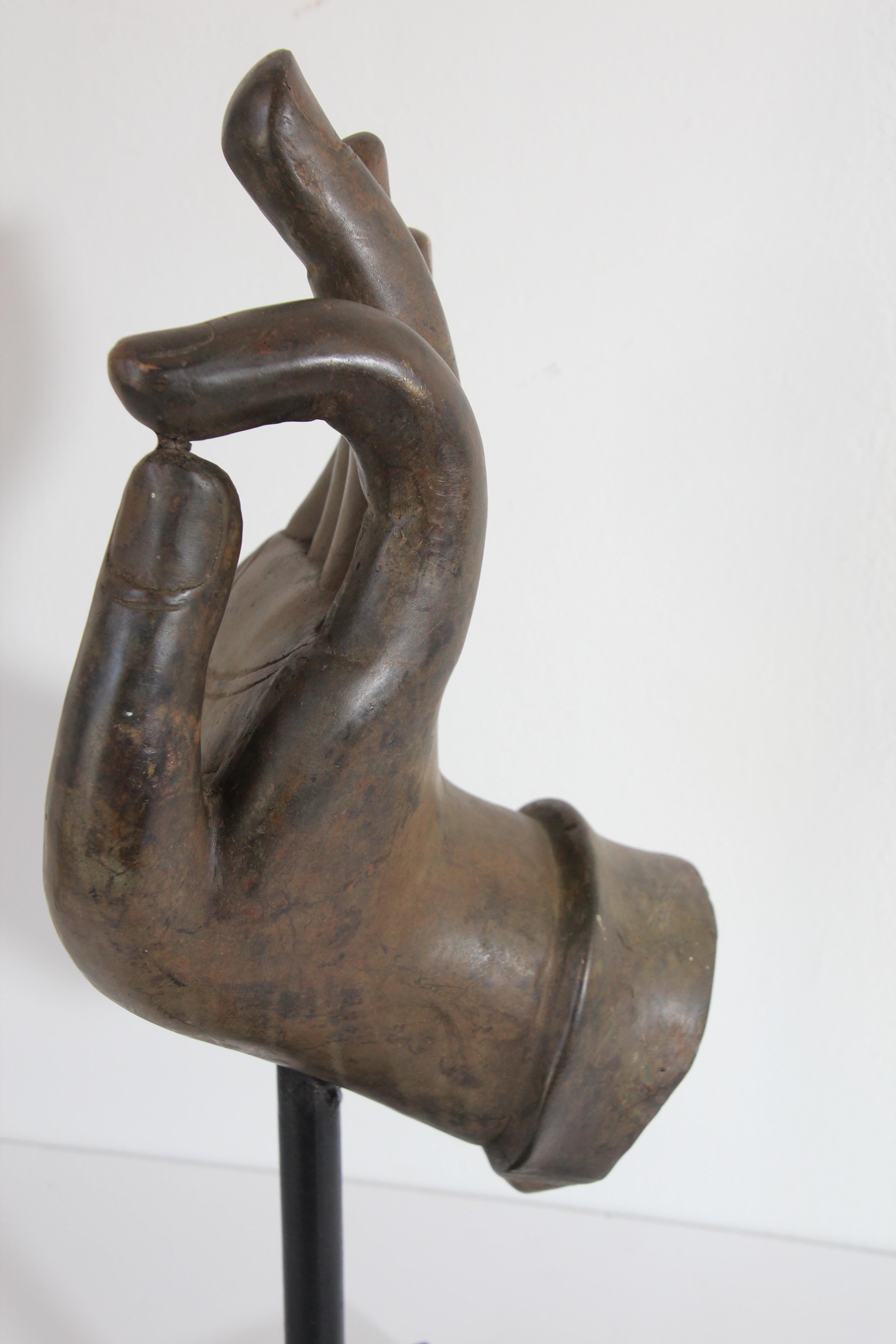 Grande sculpture de main de Bouddha en bronze coulé sur Stand en vente 8