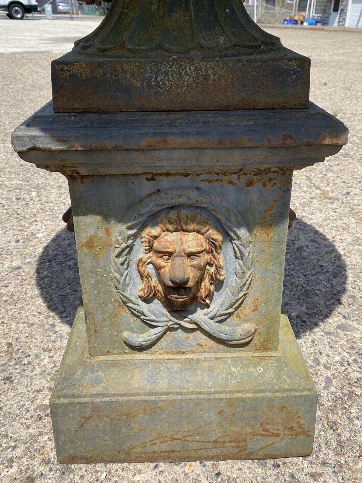 Große Gusseisen Classic Lion Runde Urne im Freien Garten Pflanzer auf Basis (Neoklassisch) im Angebot