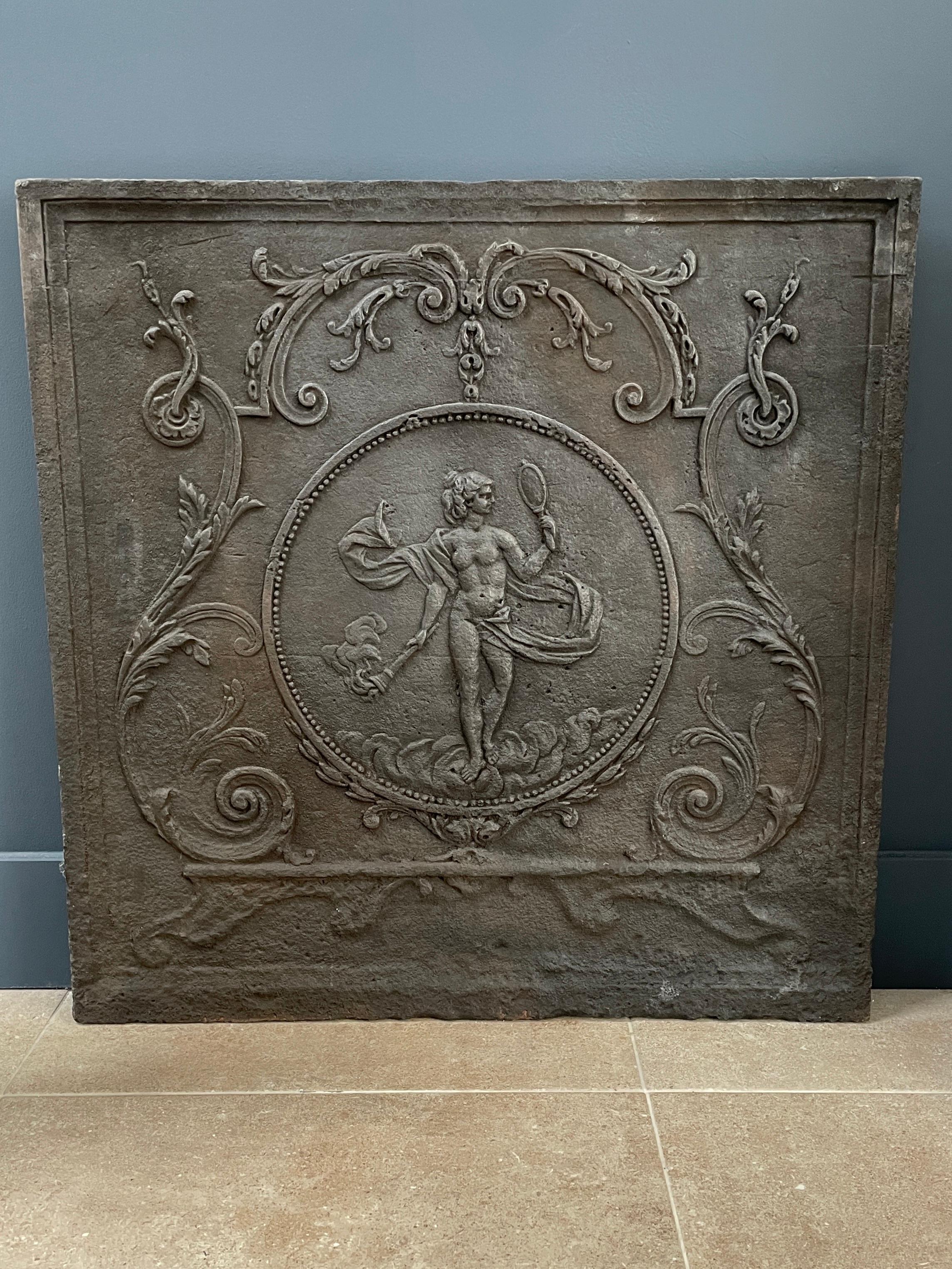 XIXe siècle Grande plaque de cheminée antique en fonte