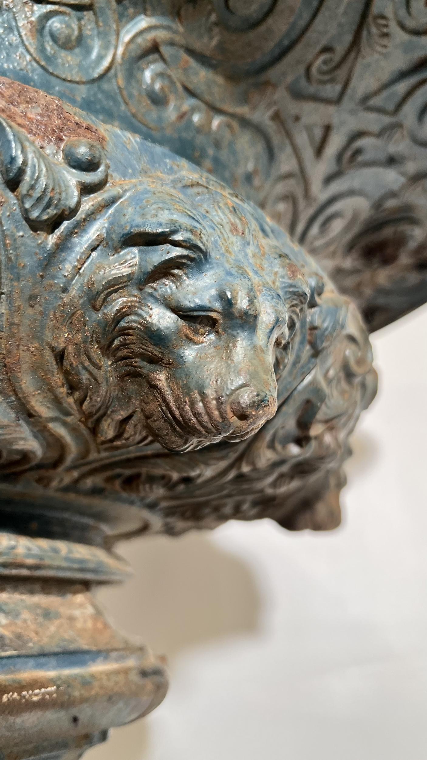 Inglese Large cast iron basin on it stand England or France, circa 1850 in vendita