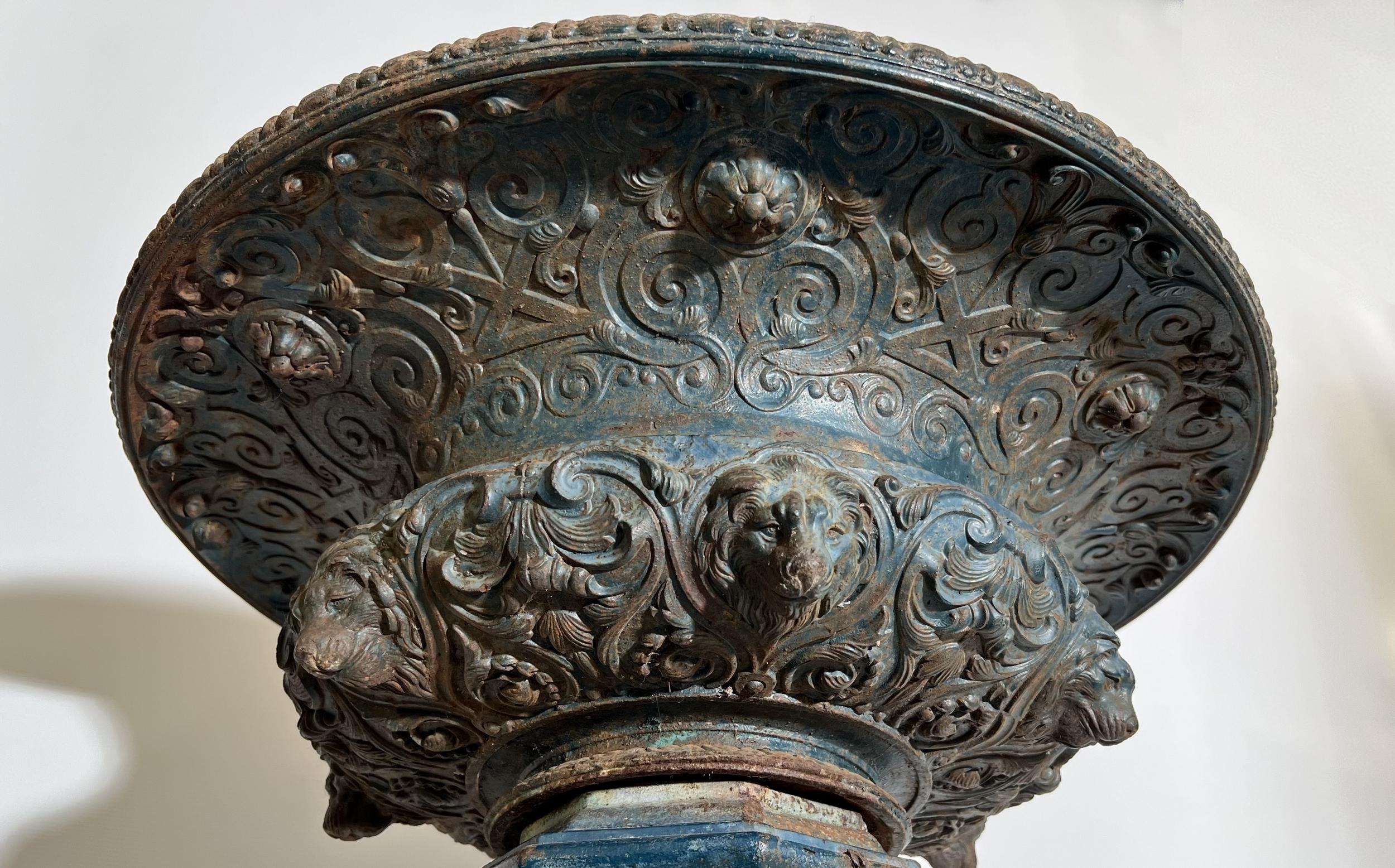 Calco Large cast iron basin on it stand England or France, circa 1850 in vendita