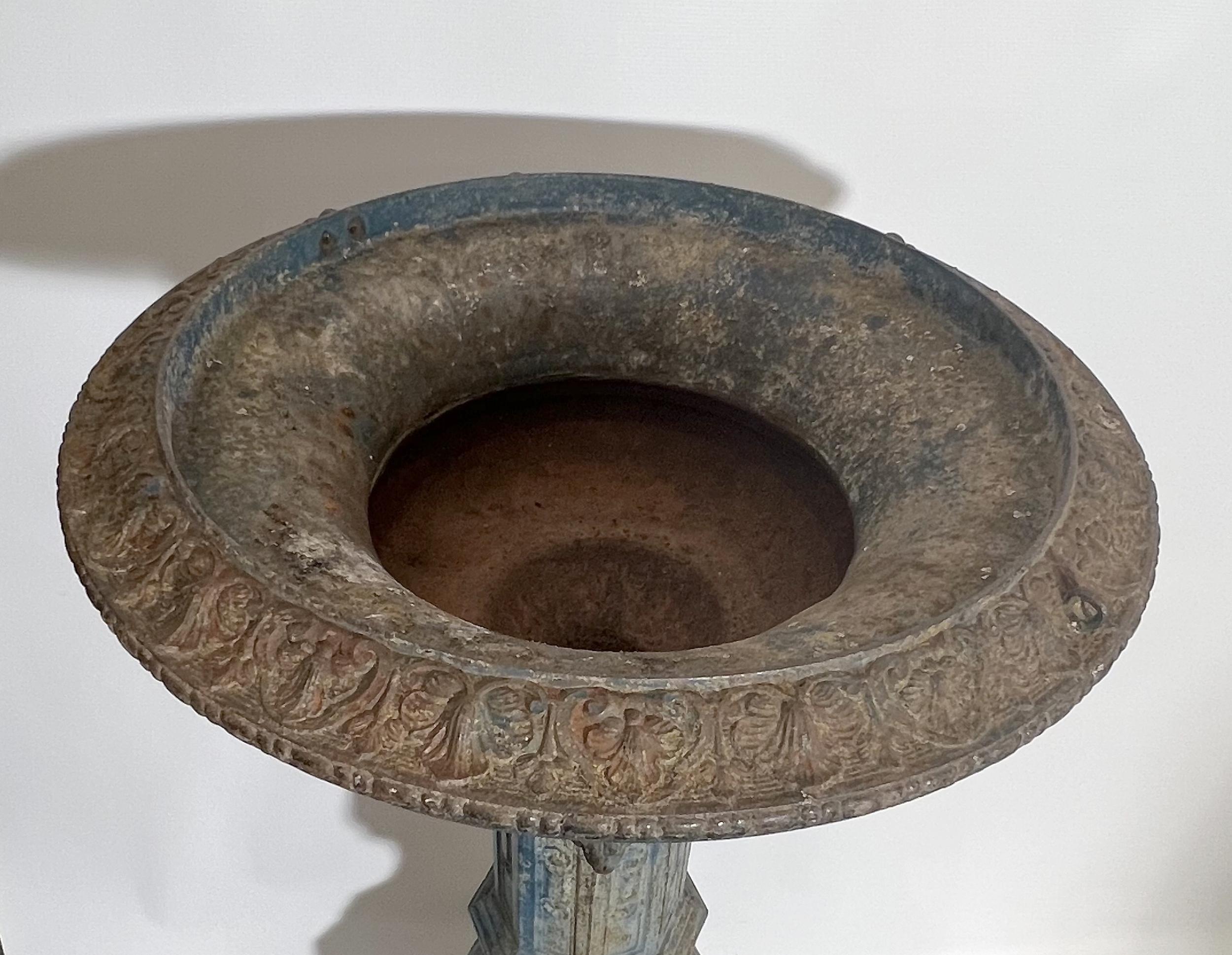 Large cast iron basin on it stand England or France, circa 1850 In condizioni buone in vendita a Paris, FR