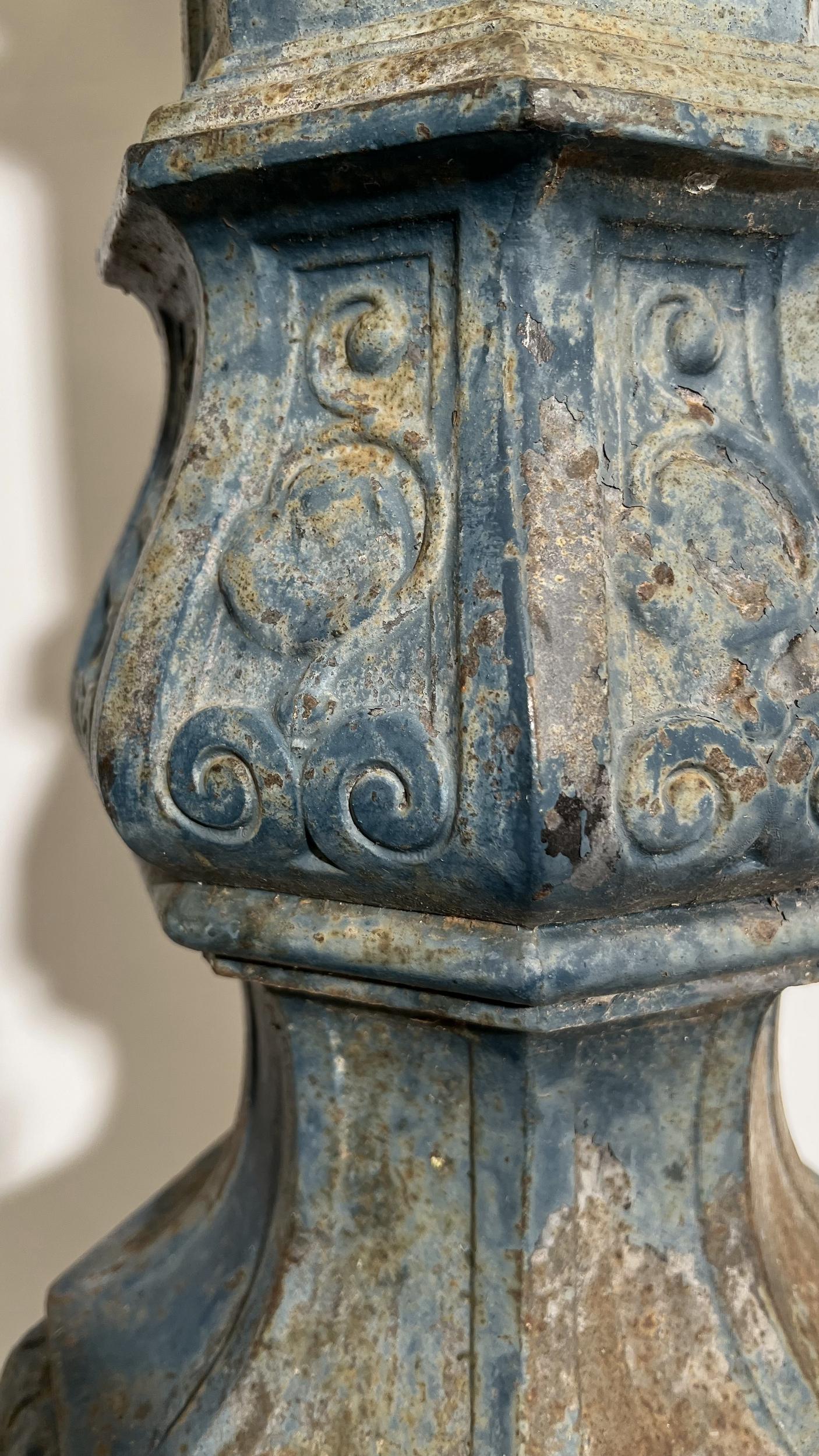 Ferro Large cast iron basin on it stand England or France, circa 1850 in vendita