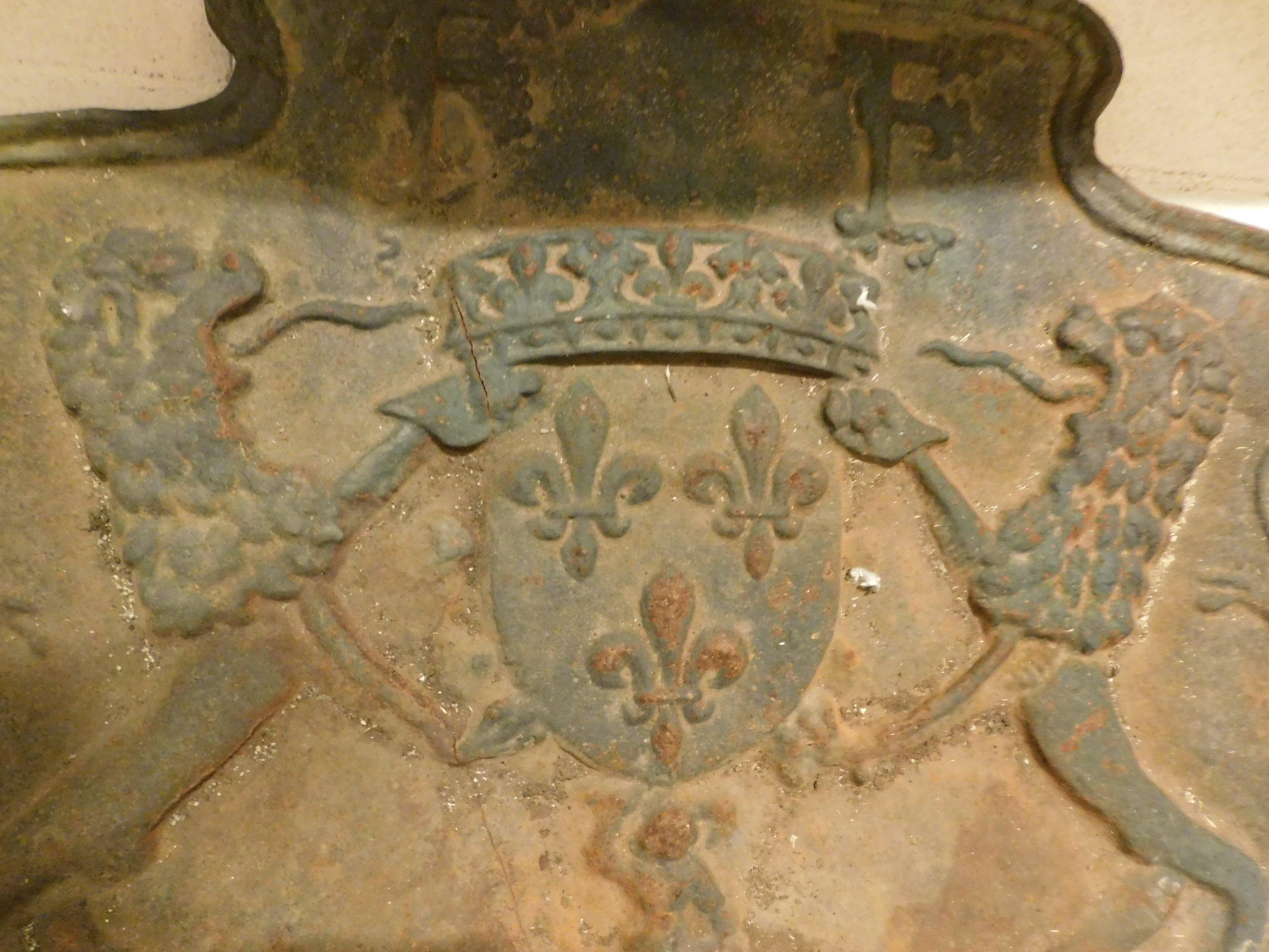 Grande plaque de cheminée en fonte, sculptée d'armoiries nobles, Italie Bon état - En vente à Cuneo, Italy (CN)