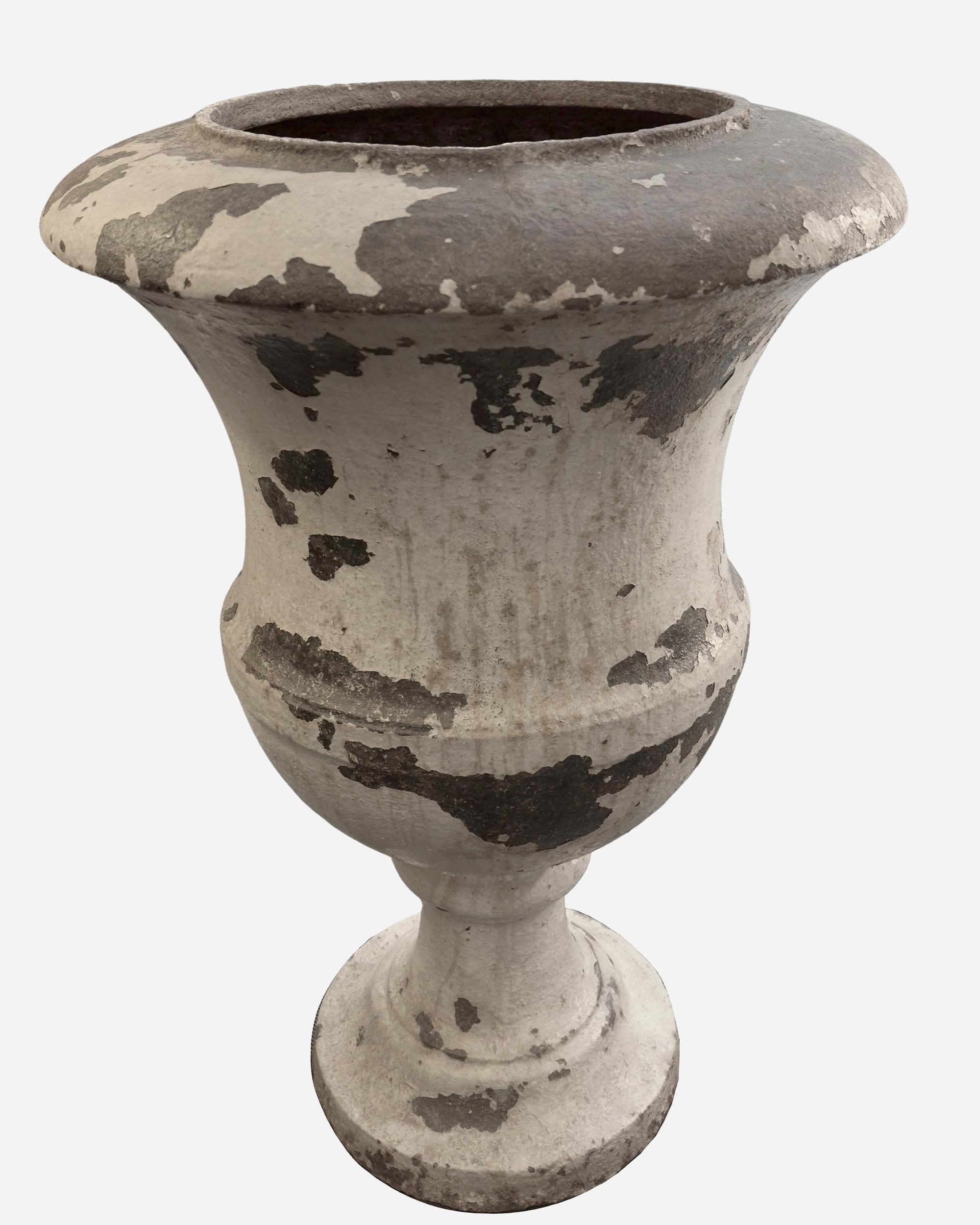 Important Medici garden vase in cast iron with clean lines. First half of the 19th century. In perfect condition, patina due to age.
Height: 82 cm (32.28 inches)
Diameter: 55 cm (21.65 inches)
Diameter of the opening: 33.5 cm (13.19 inches)

