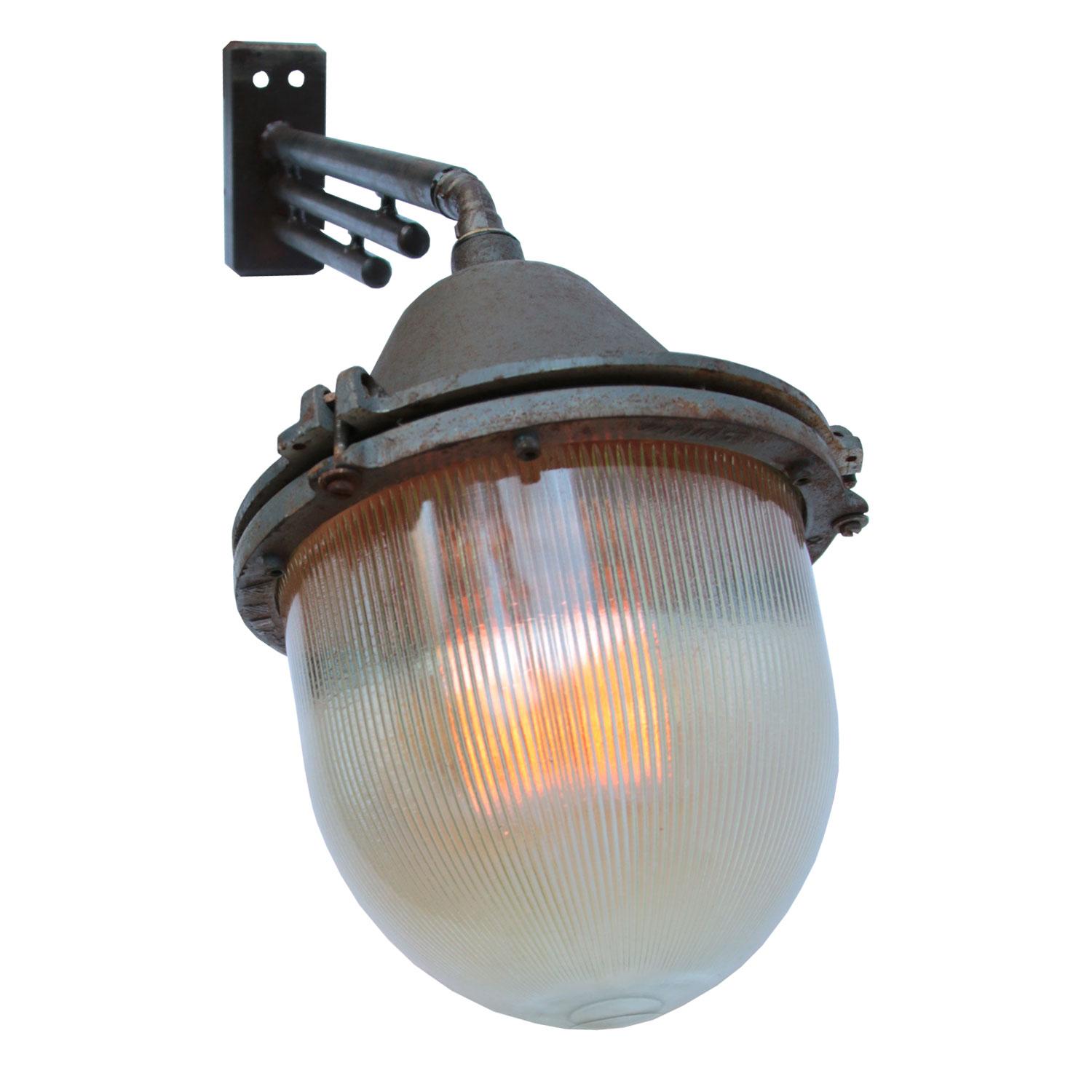 Large Industrial wall light. Cast iron arm with Holophane glass.
Size wall mount: width 8 cm. Height 19 cm. 2 holes to secure.
Shipped in two parts.

11.00 kg / 24.3 lb

Priced per individual item. All lamps have been made suitable by