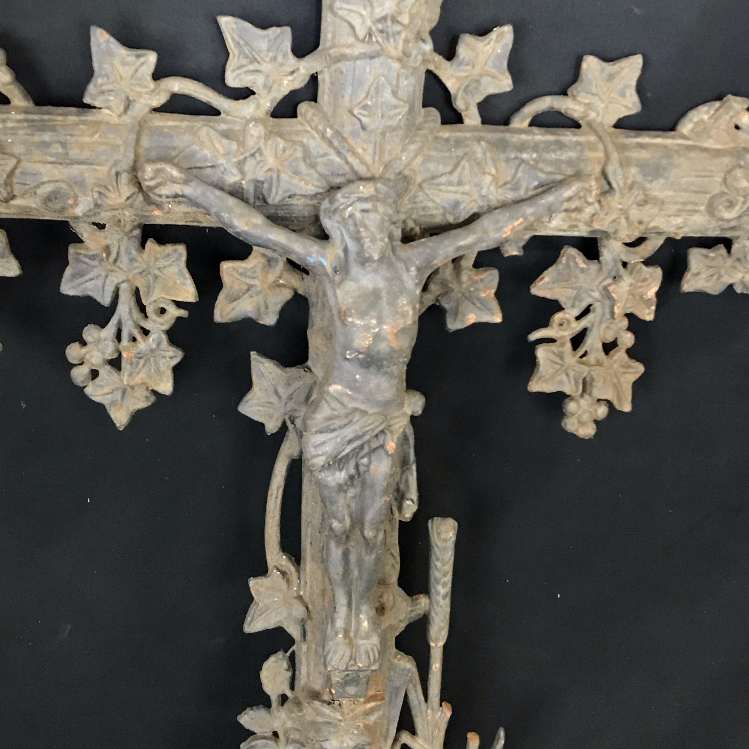 Français Grande croix religieuse en fonte avec motif de vigne florale