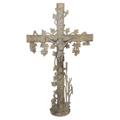 Grande croix religieuse en fonte avec motif de vigne florale