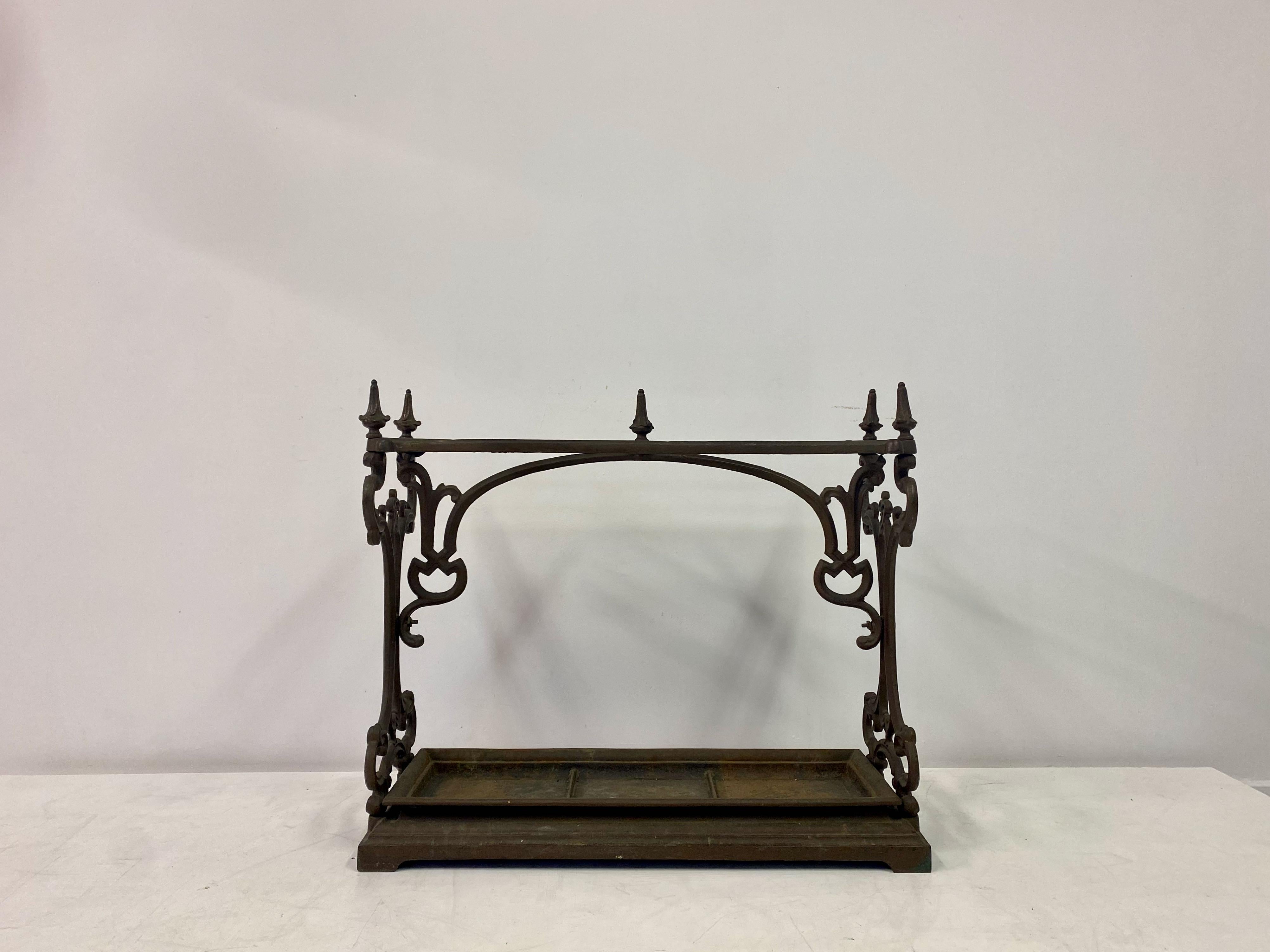 Umbrella or stick stand

Cast Iron

Large size

Drip tray partitioned into three.
   