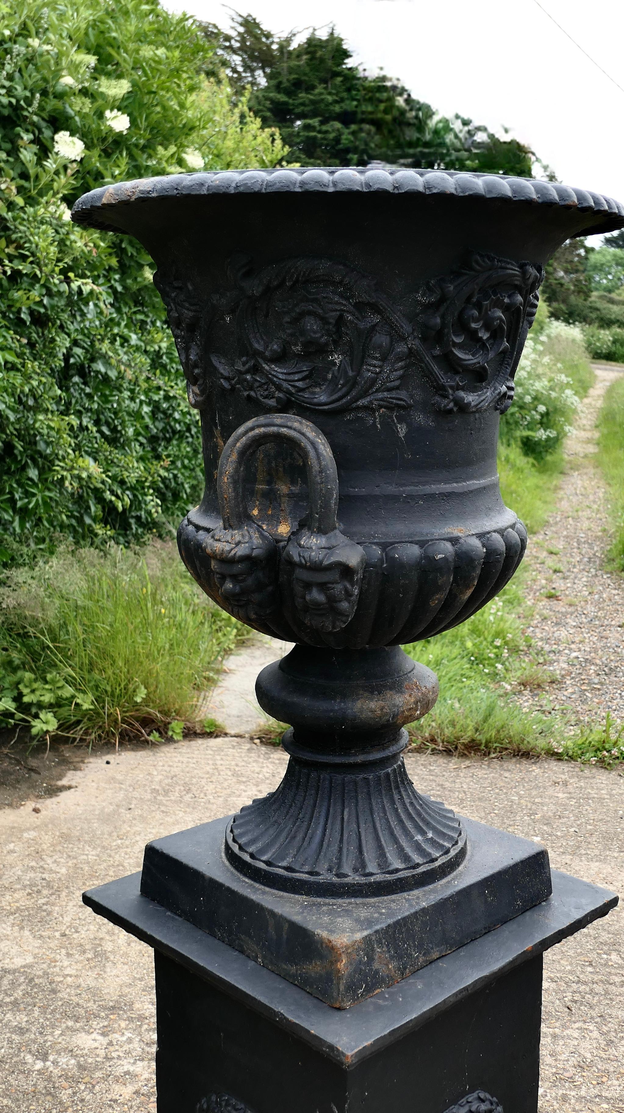 Large Cast Iron Urn, Garden Planter In Good Condition For Sale In Chillerton, Isle of Wight